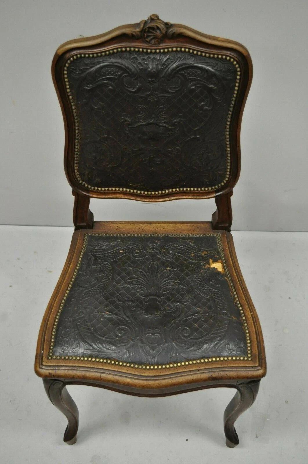 Antike Französisch Louis XV Stil Brown geprägte Leder Nussbaum Esszimmer Stuhl A im Zustand „Gut“ im Angebot in Philadelphia, PA