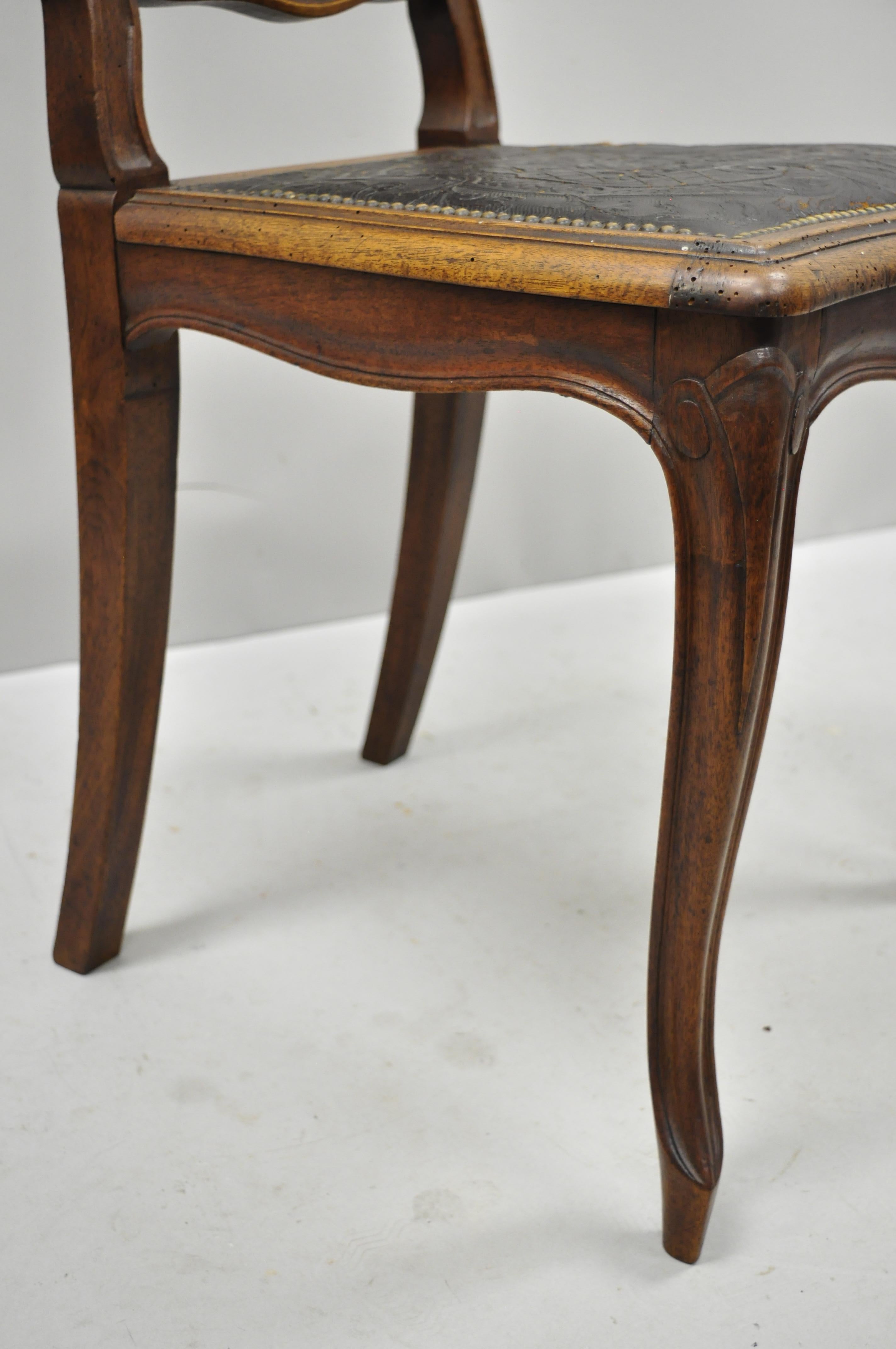 Cuir Ancienne chaise de salle à manger en noyer de style Louis XV en cuir gaufré Brown A en vente