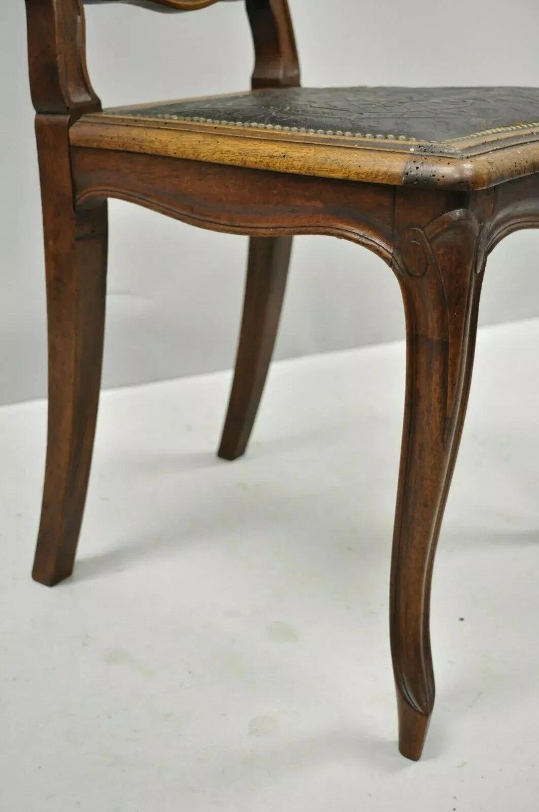 Antike Französisch Louis XV Stil Brown geprägte Leder Nussbaum Esszimmer Stuhl A (20. Jahrhundert) im Angebot
