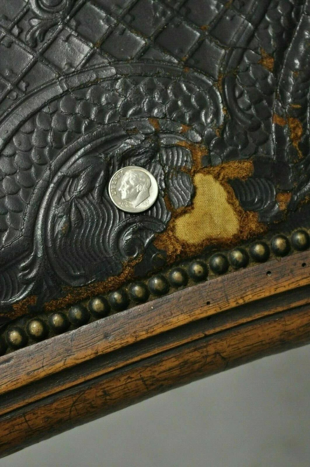 Antike Französisch Louis XV Stil Brown geprägte Leder Nussbaum Esszimmer Stuhl A im Angebot 2