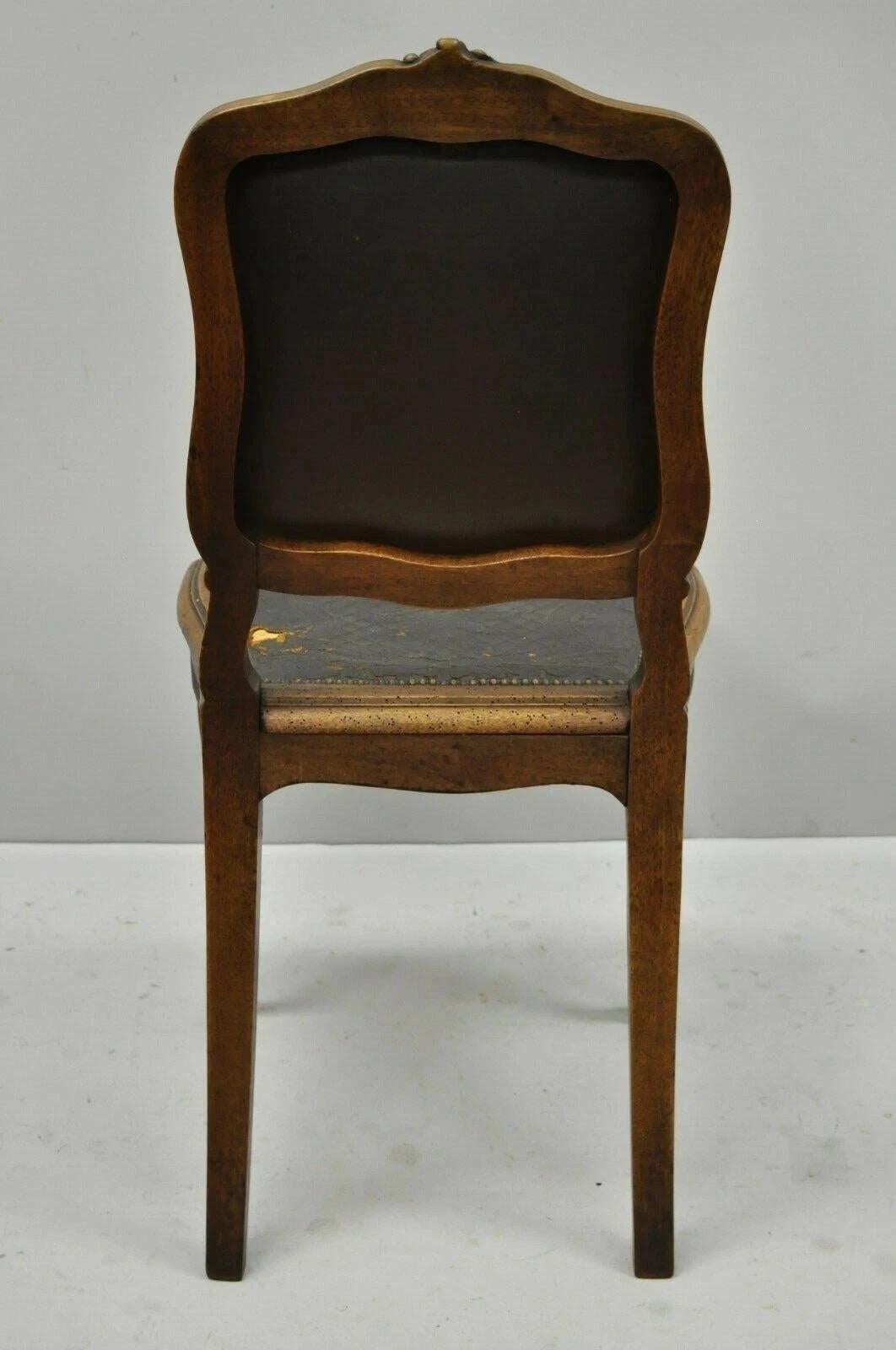 Antike Französisch Louis XV Stil Brown geprägte Leder Nussbaum Esszimmer Stuhl A im Angebot 3