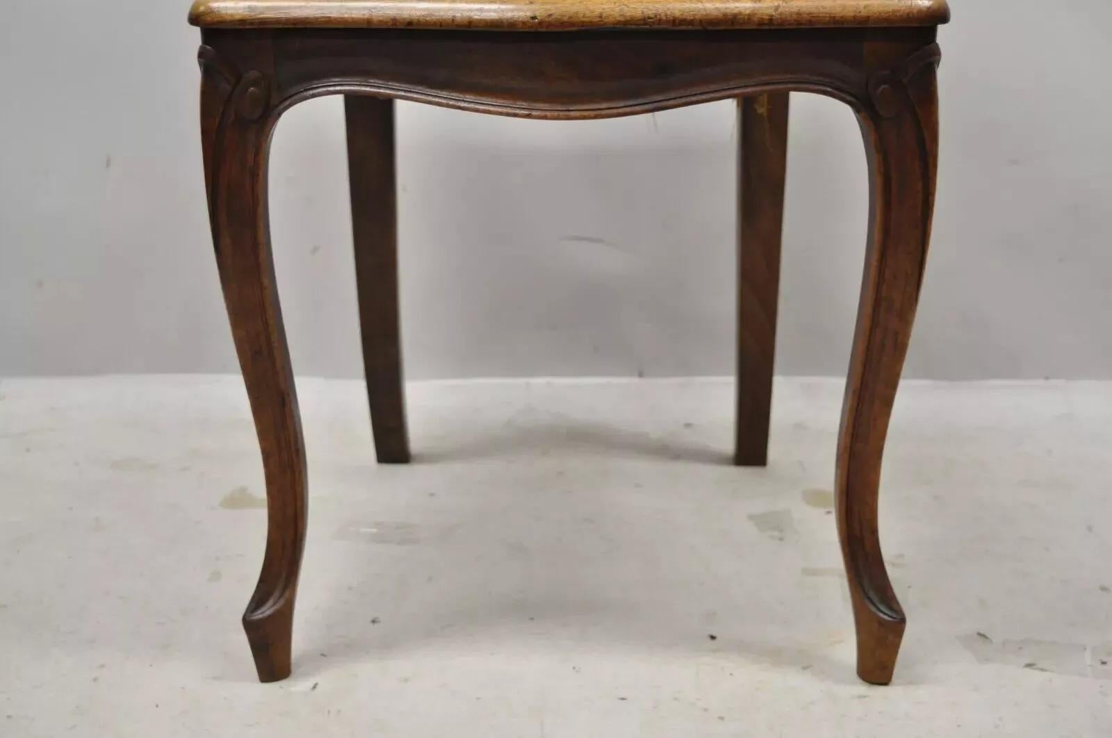 Ancienne chaise d'appoint en noyer de style Louis XV en cuir gaufré Brown (C) en vente 5