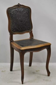 Ancienne chaise d'appoint en noyer de style Louis XV en cuir gaufré Brown (C)