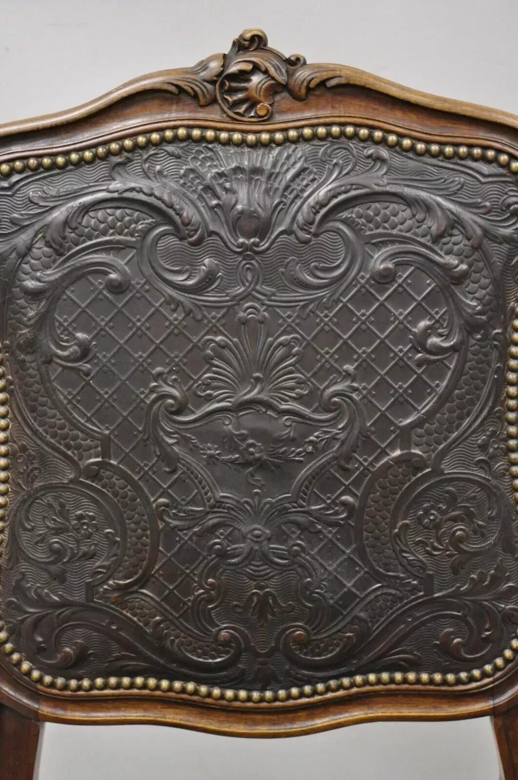 Inconnu Ancienne chaise d'appoint en noyer de style Louis XV en cuir gaufré Brown (C) en vente