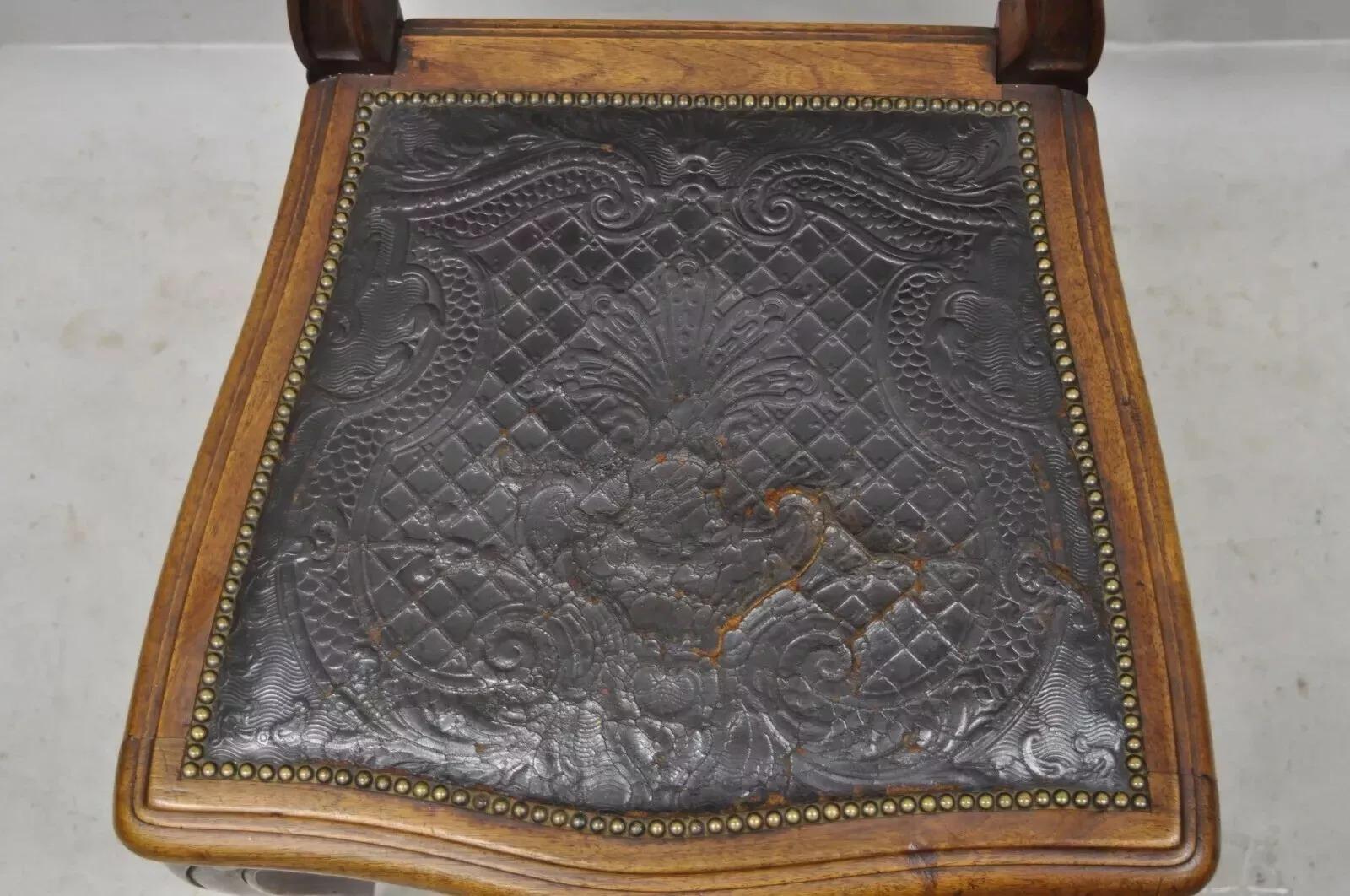 Ancienne chaise d'appoint en noyer de style Louis XV en cuir gaufré Brown (C) Bon état - En vente à Philadelphia, PA