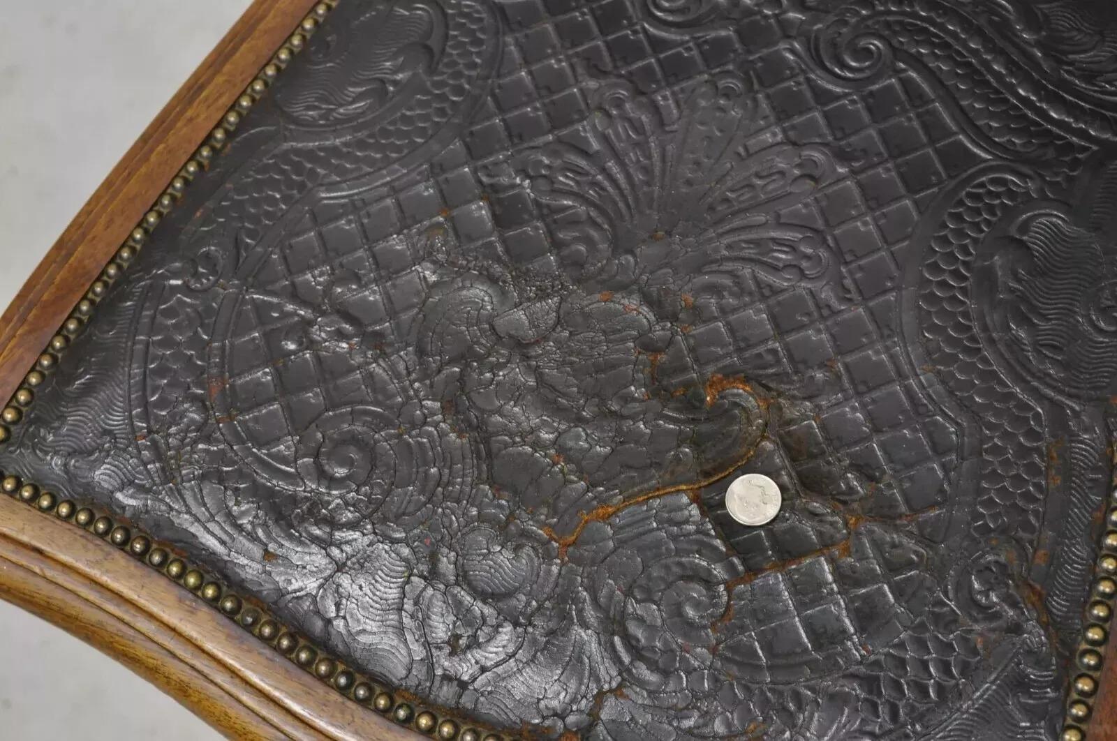 20ième siècle Ancienne chaise d'appoint en noyer de style Louis XV en cuir gaufré Brown (C) en vente