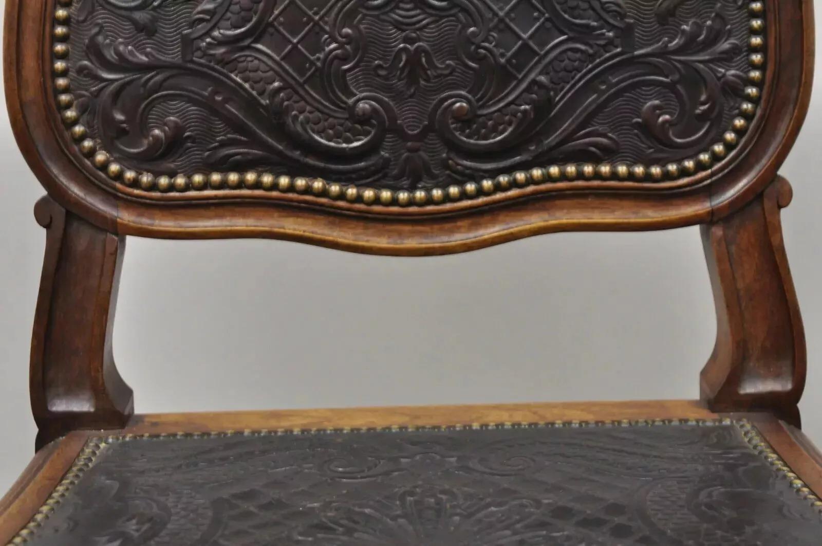 Ancienne chaise d'appoint en noyer de style Louis XV en cuir gaufré Brown (C) en vente 1