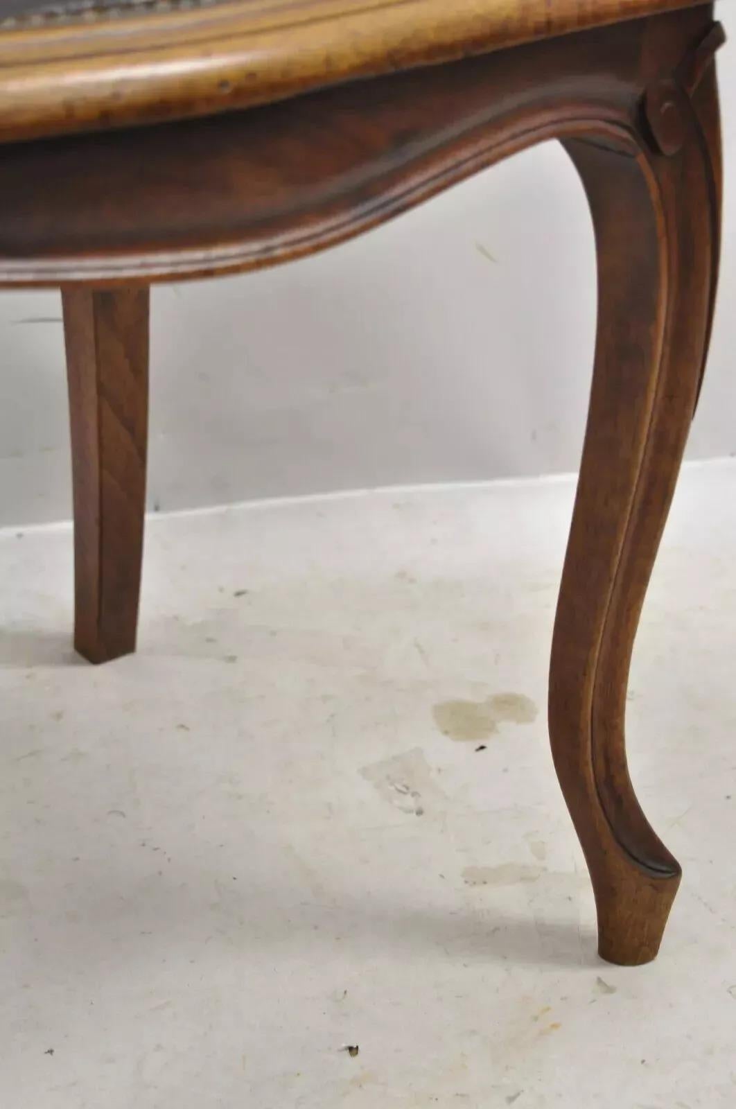 Ancienne chaise d'appoint en noyer de style Louis XV en cuir gaufré Brown (C) en vente 3