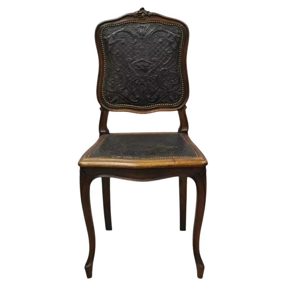 Antique French Louis XV Style Silla Auxiliar de Cuero Marrón Repujado de Nogal (C)