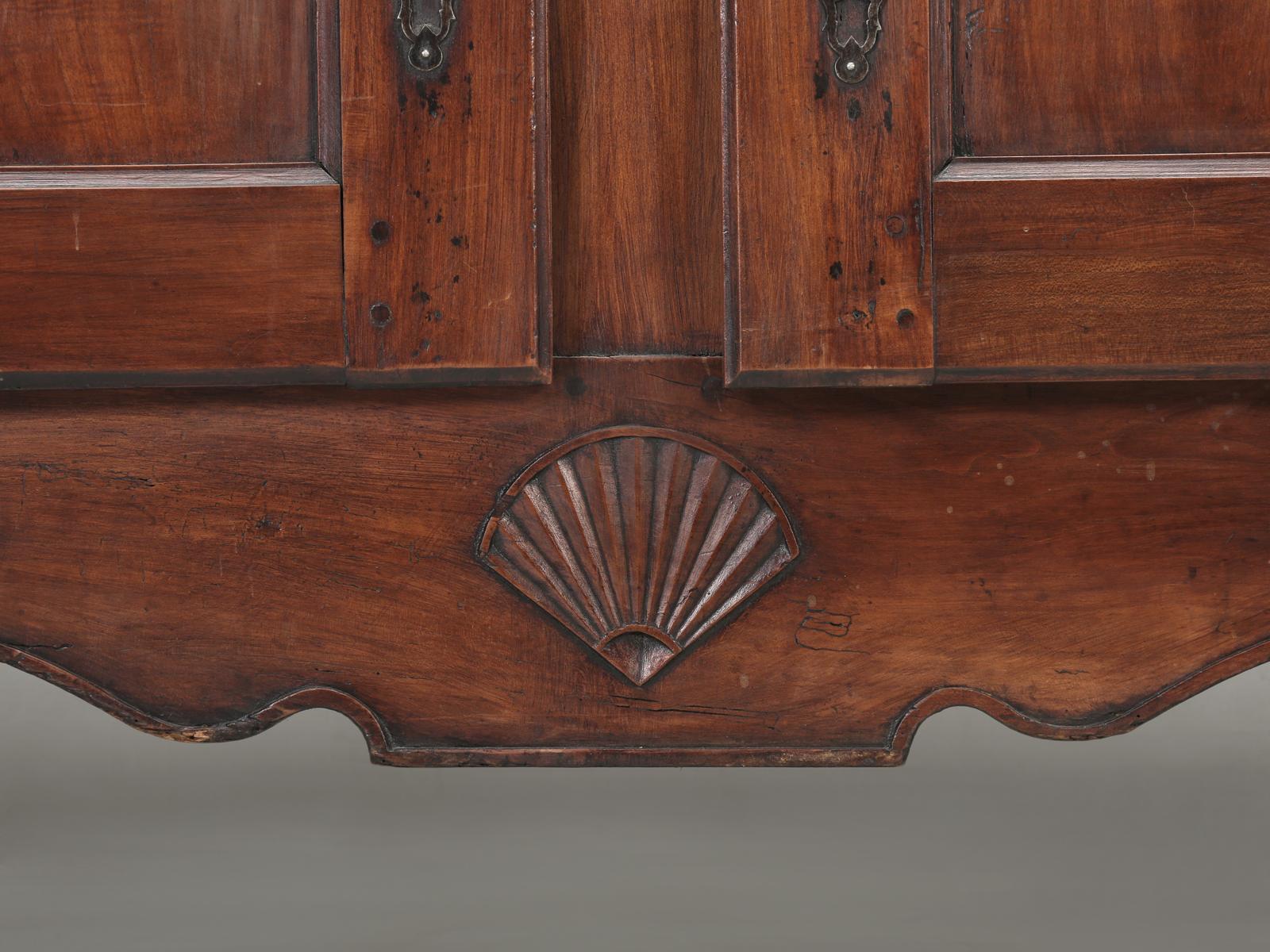Buffet français ancien de style Louis XV en merisier restauré à la restauration symétrique en vente 8