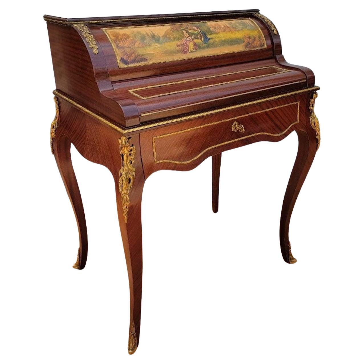 Bureau de Pente français ancien de style Louis XV pour femmes

Bureau de dame ancien de style Louis XV à cylindre mécanique monté en bronze doré. Cylindre décoré de peinture de style Vernis Martin représentant un couple romantique et un paysage, le