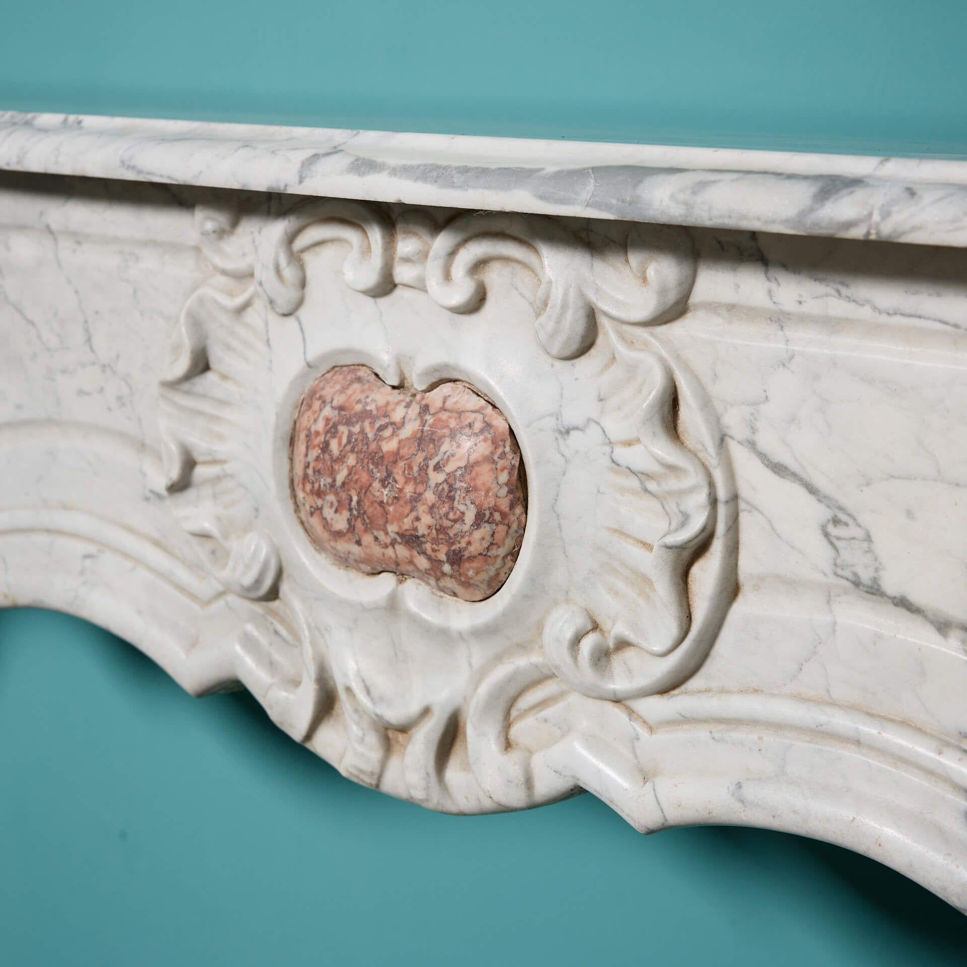 Antique French Louis XV Style Carrara Marble Fire Mantel Hecho a mano