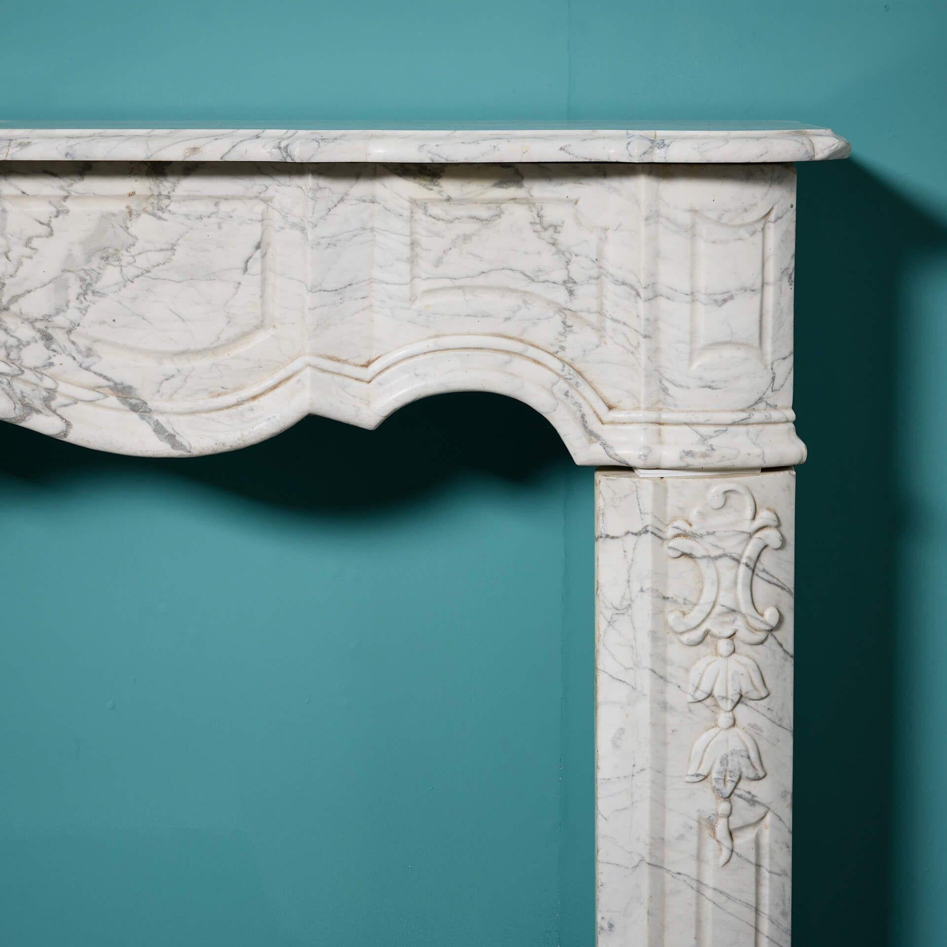 Antique French Louis XV Style Carrara Marble Fire Mantel en Bastante bueno Estado en Wormelow, Herefordshire