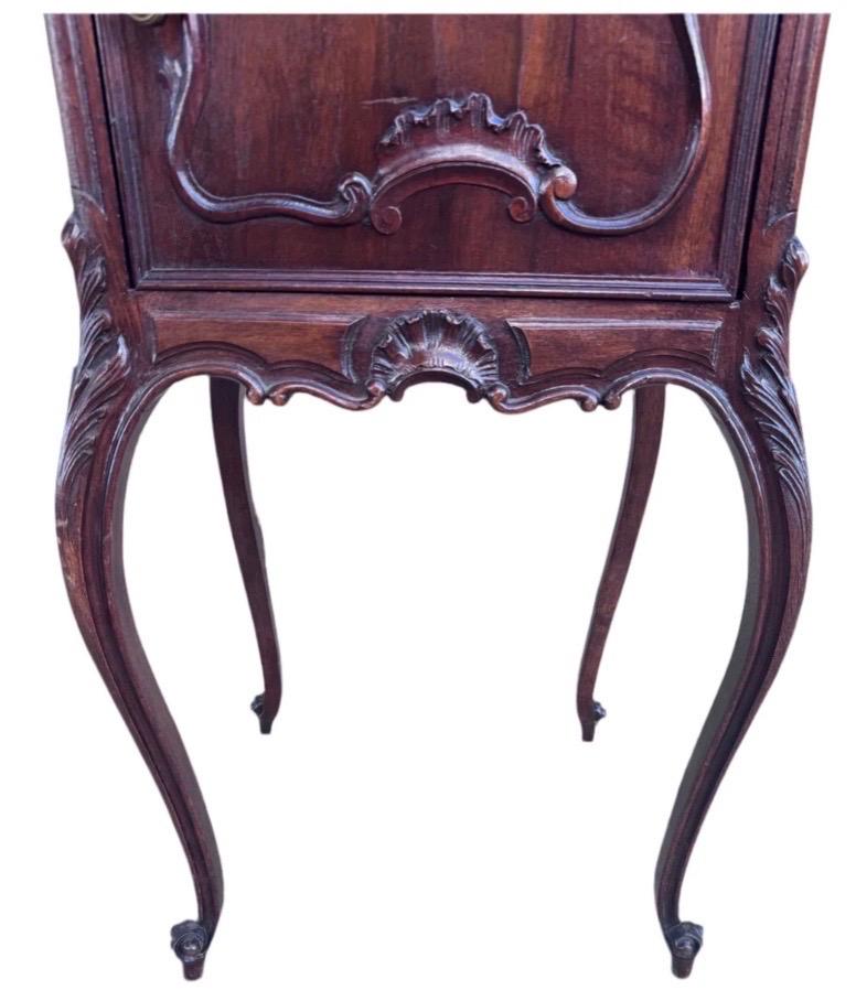 Antiker französischer Louis XV Stil mit geschnitzter Marmorplatte Raucherständer/ Endtisch

Der Schrank hat eine geschnitzte Front, obere Schublade über marmorgefüttertem Tabakschrank mit geschnitzten Cabriole-Beinen.

CIRCA Spätes 19.