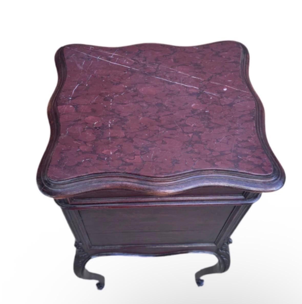 Antique French Louis XV Stil geschnitzt Marmor Top Humidor Rauchen Lagerung Tabelle (Louis XV.) im Angebot