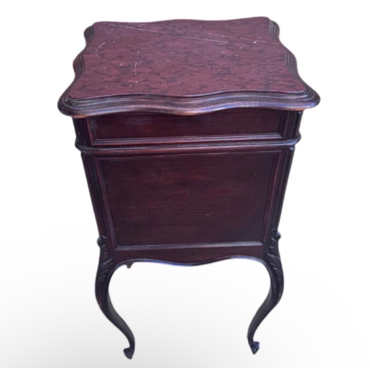 Antique French Louis XV Stil geschnitzt Marmor Top Humidor Rauchen Lagerung Tabelle (Unbekannt) im Angebot
