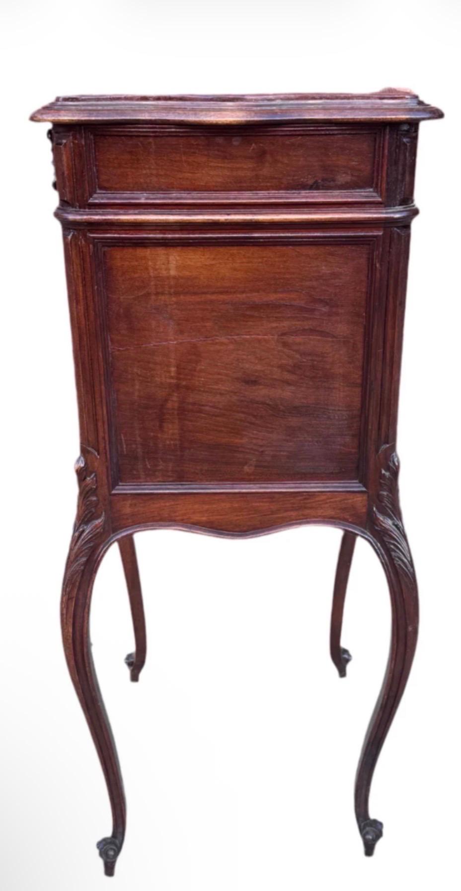 Antique French Louis XV Stil geschnitzt Marmor Top Humidor Rauchen Lagerung Tabelle im Zustand „Gut“ im Angebot in Chicago, IL