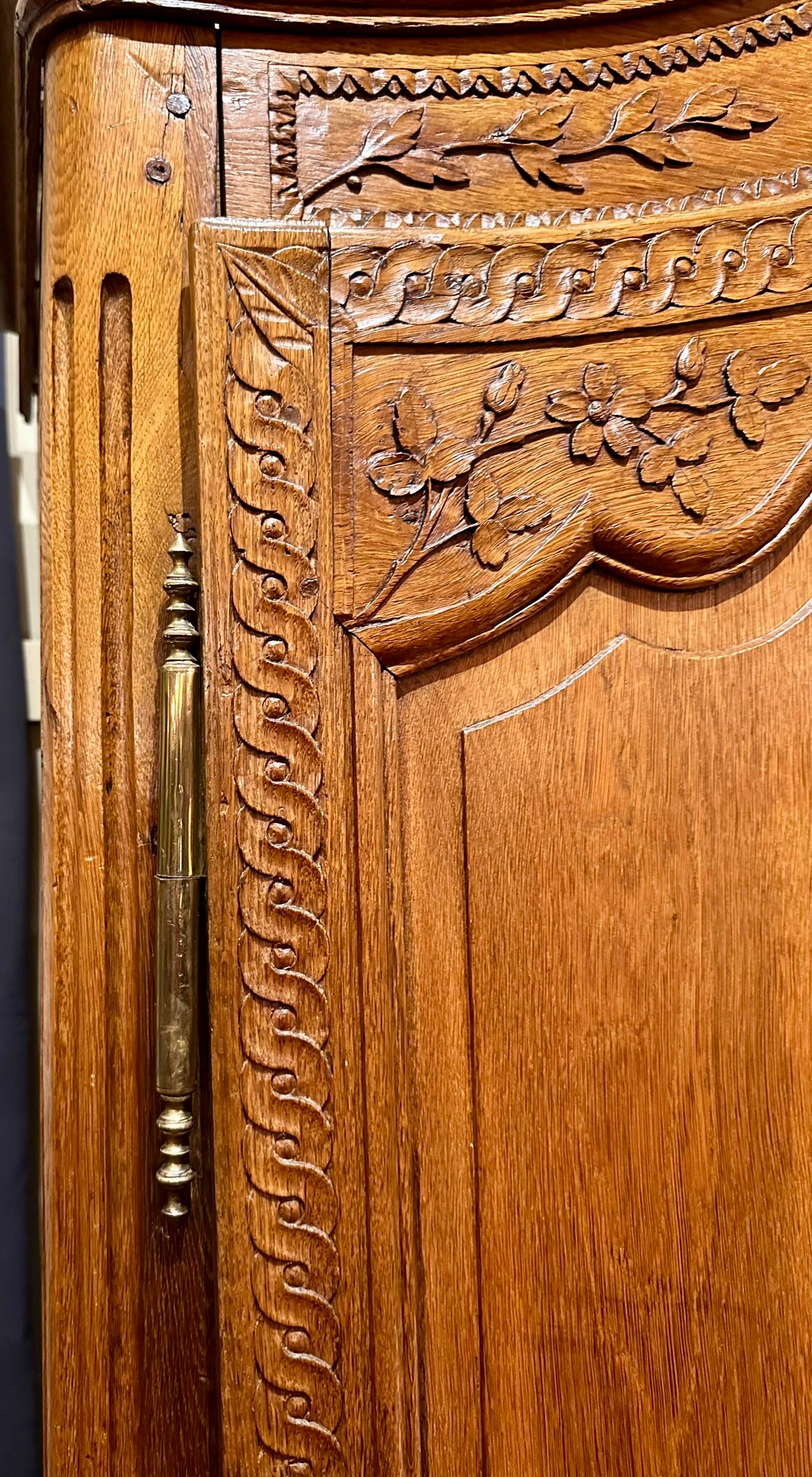 Chêne Antique French Louis XV Style Carved Oak 