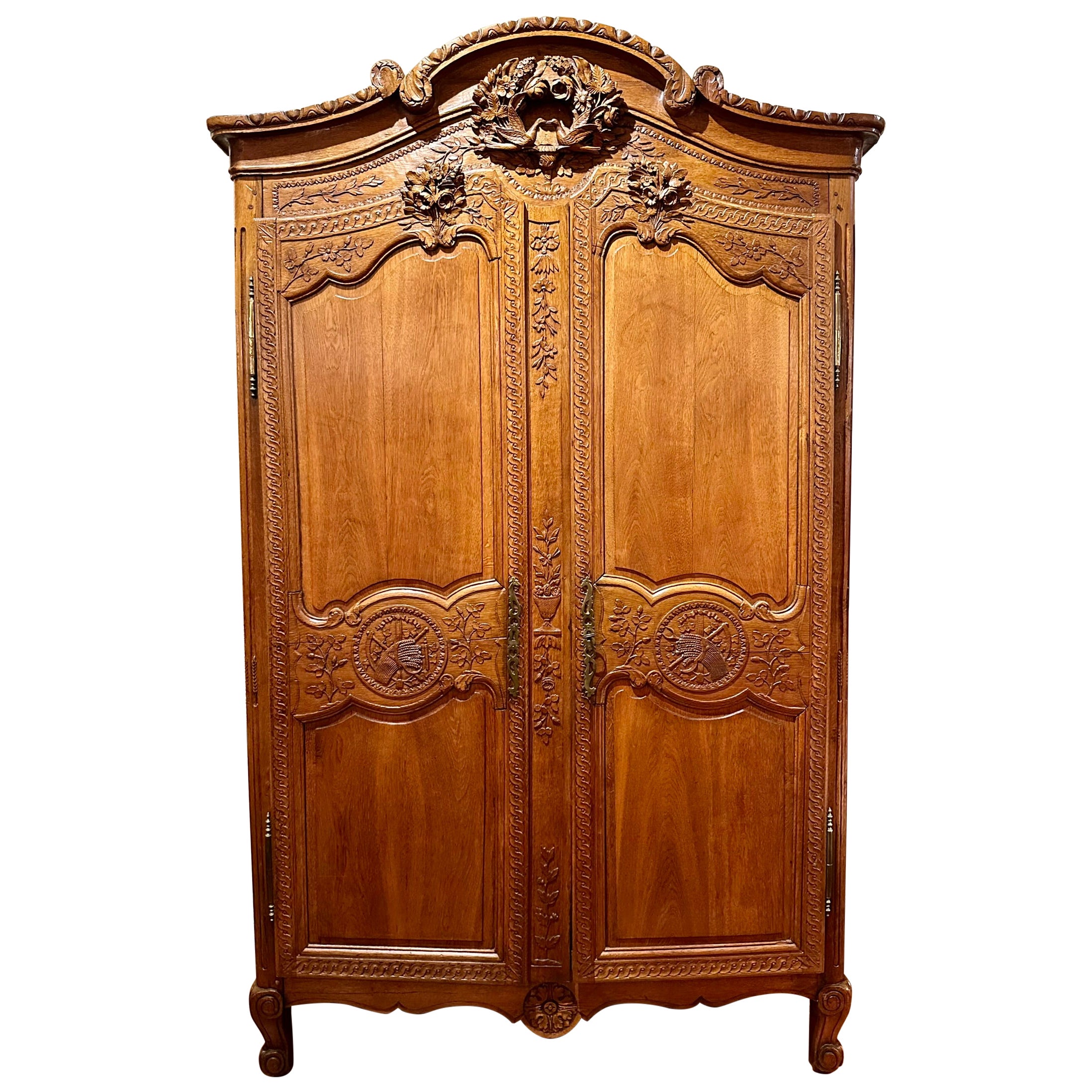 Antique French Louis XV Style Carved Oak "Armoire de Mariage" Circa 1880. en vente