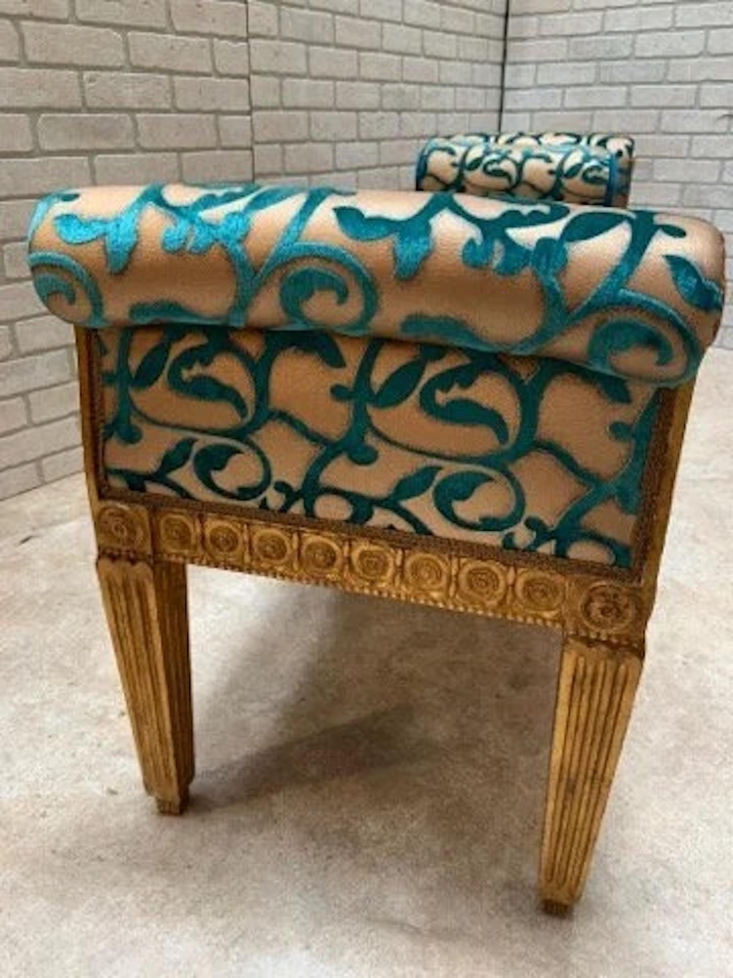 Antique French Louis XV Style Carved Painted Scroll Arm Bench Newly Upholstering in a Patterned Teal & Gold Velvet

Este impresionante banco francés de brazos en volutas de estilo Luis XV tiene un marco ricamente decorado y tallado con motivos