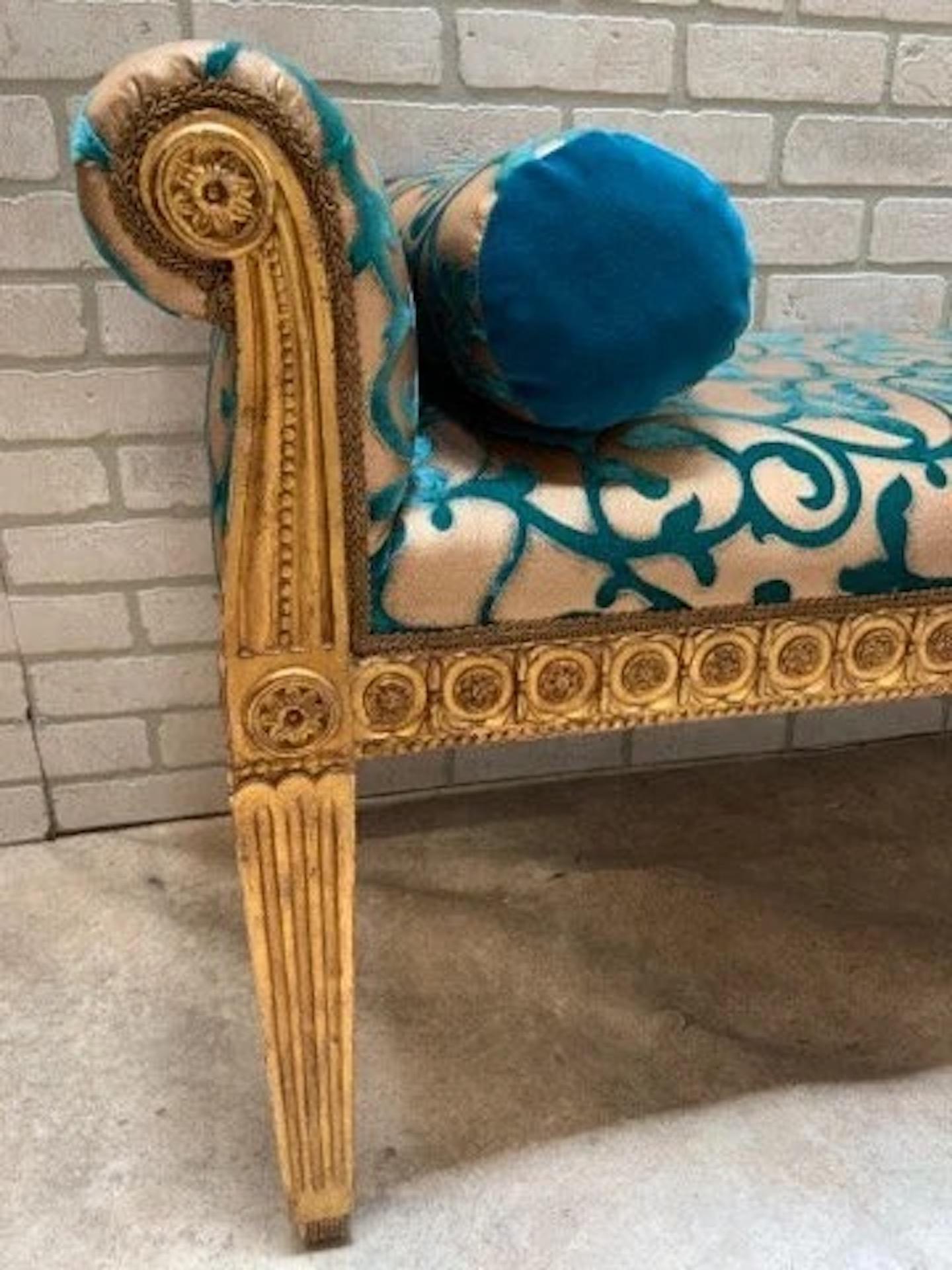 Antique French Louis XV Style Carved Painted Scroll Arm Bench Recién Tapizado Rococó en venta
