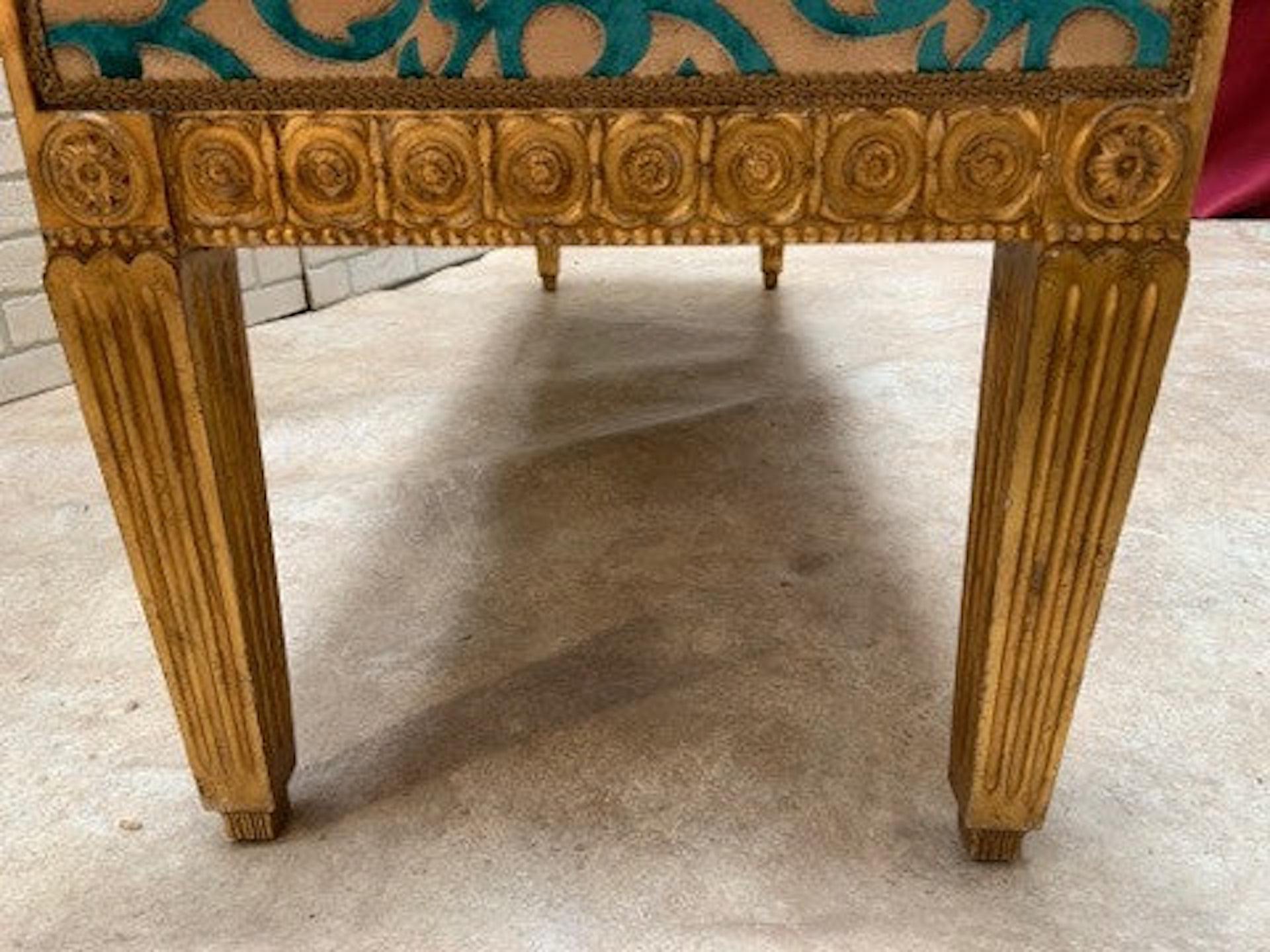 Antique French Louis XV Style Carved Painted Scroll Arm Bench Recién Tapizado en Bueno estado para la venta en Chicago, IL
