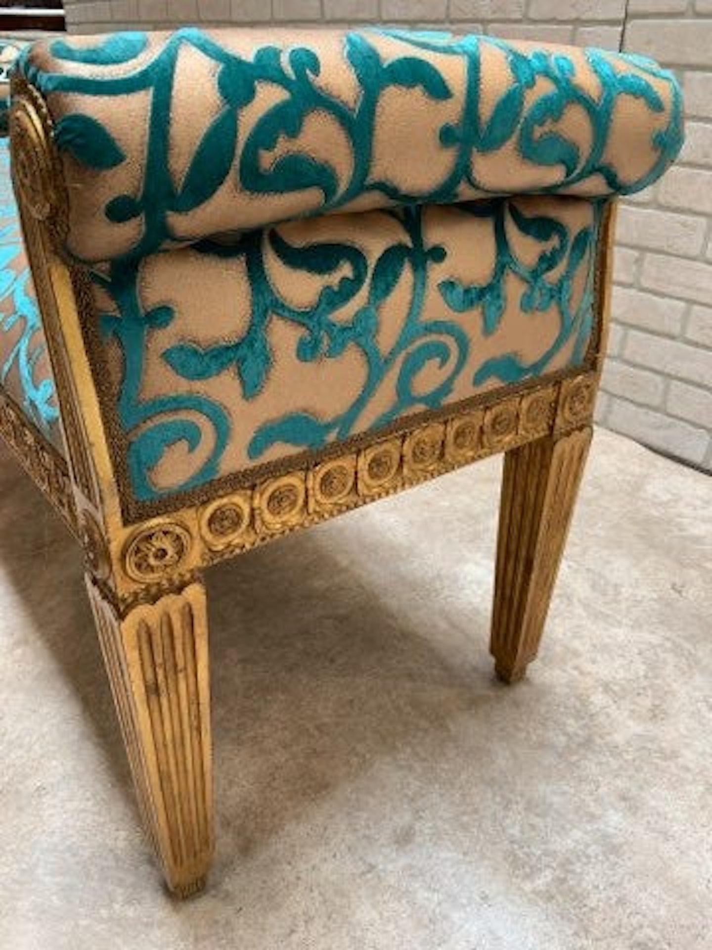 Antique French Louis XV Style Carved Painted Scroll Arm Bench Recién Tapizado siglo XX en venta
