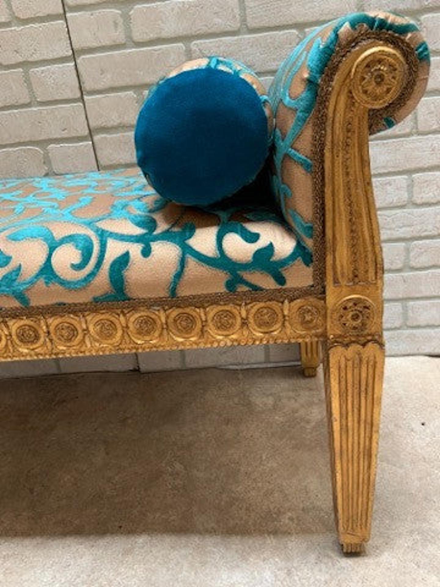 Antique French Louis XV Style Carved Painted Scroll Arm Bench Recién Tapizado Terciopelo en venta