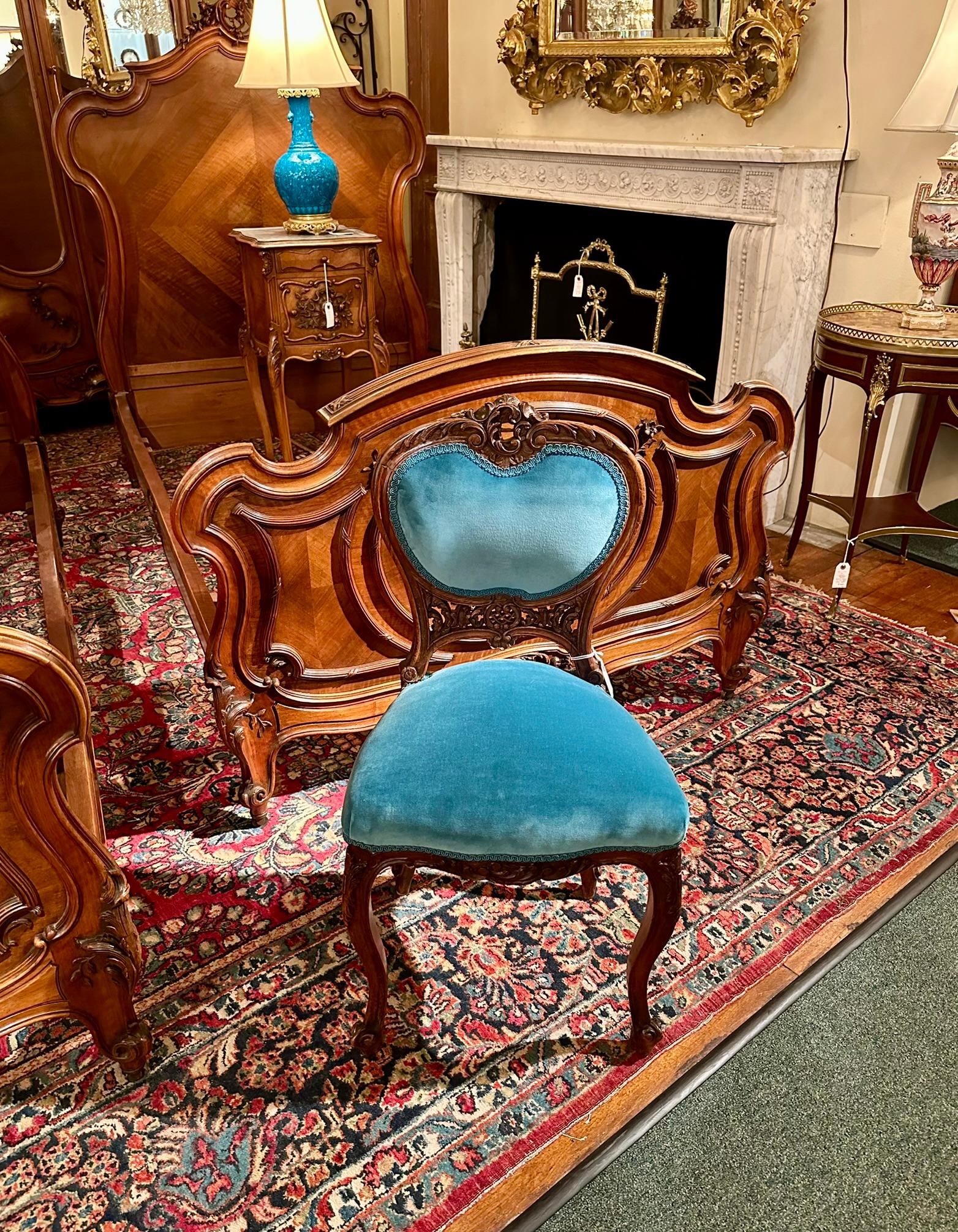 Antique French Louis XV Style Carved Walnut Chair, Circa 1880. en vente 2