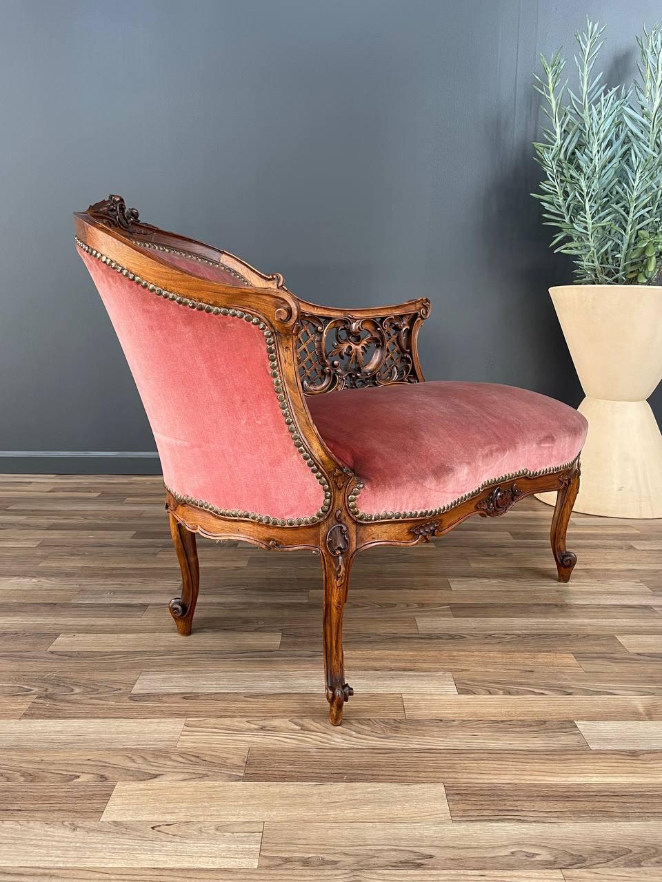 Antique French Louis XV-Style Carved Walnut Chaise Lounge In Good Condition In Los Angeles, CA