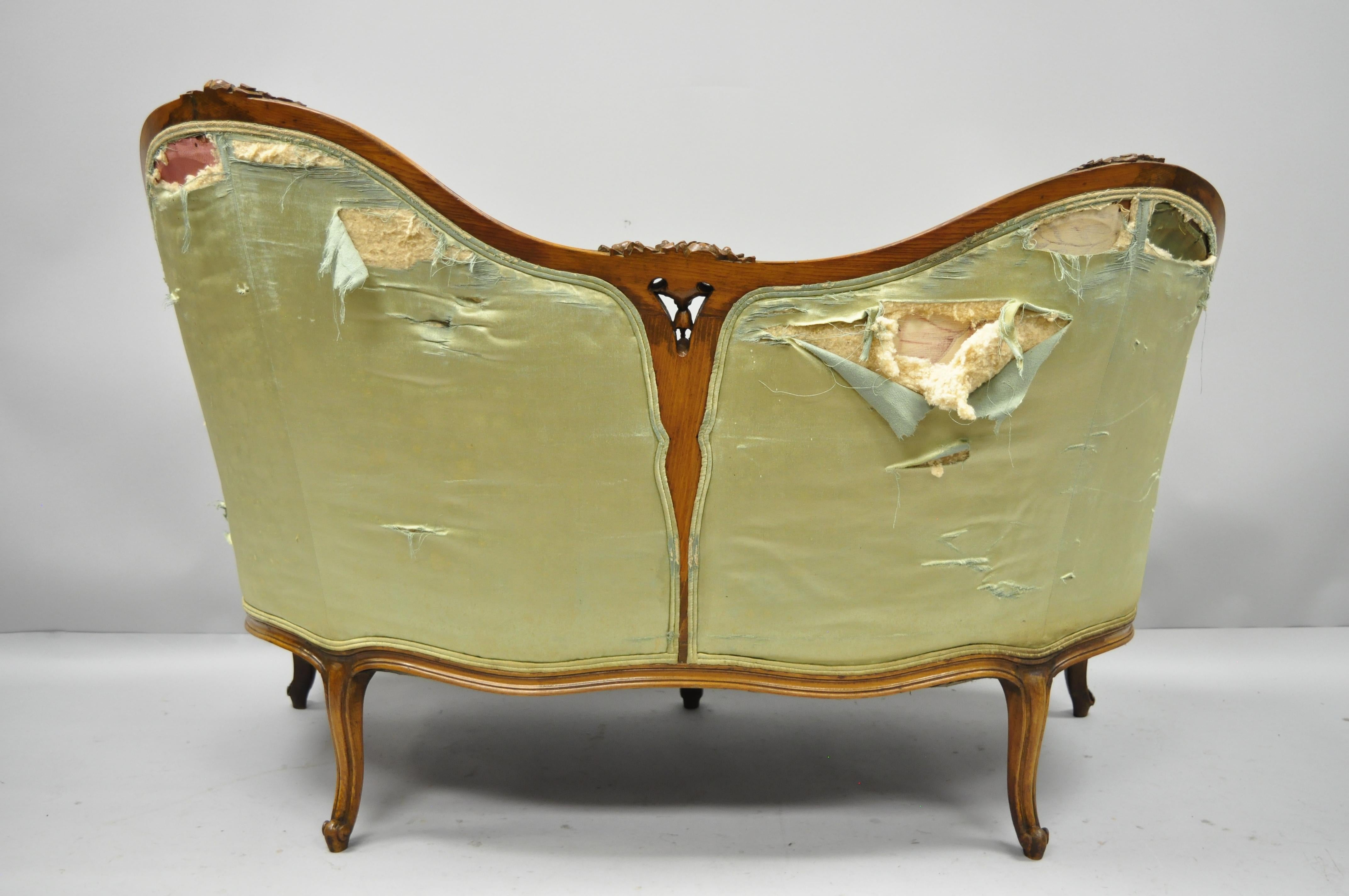 Antiker französischer Loveseat aus geschnitztem Nussbaumholz mit doppelter Hump Back im Louis XV.-Stil im Angebot 5