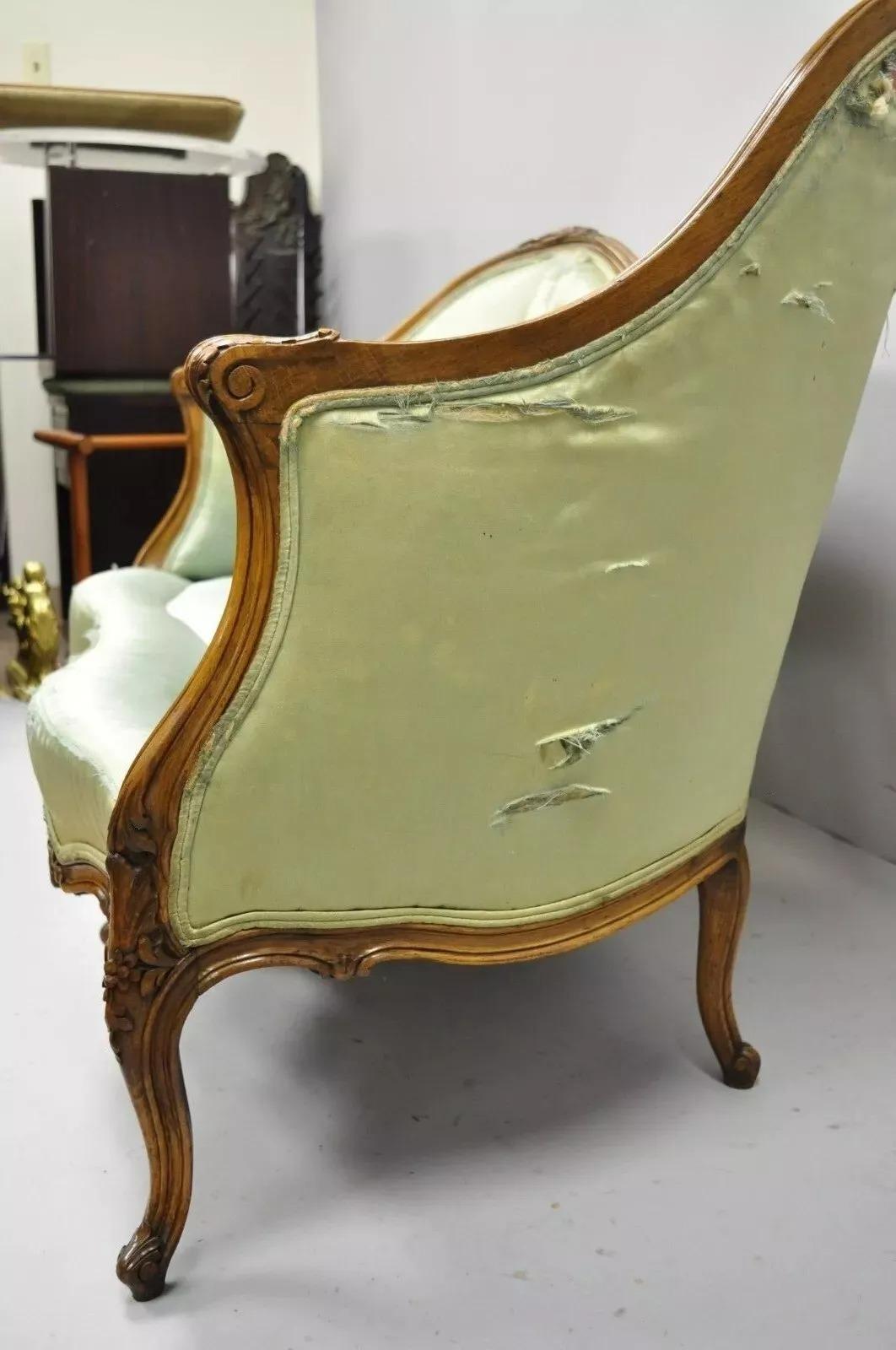 Antique French Louis XV Style Carved Walnut Double Hump Back Settee Loveseat in vendita 4