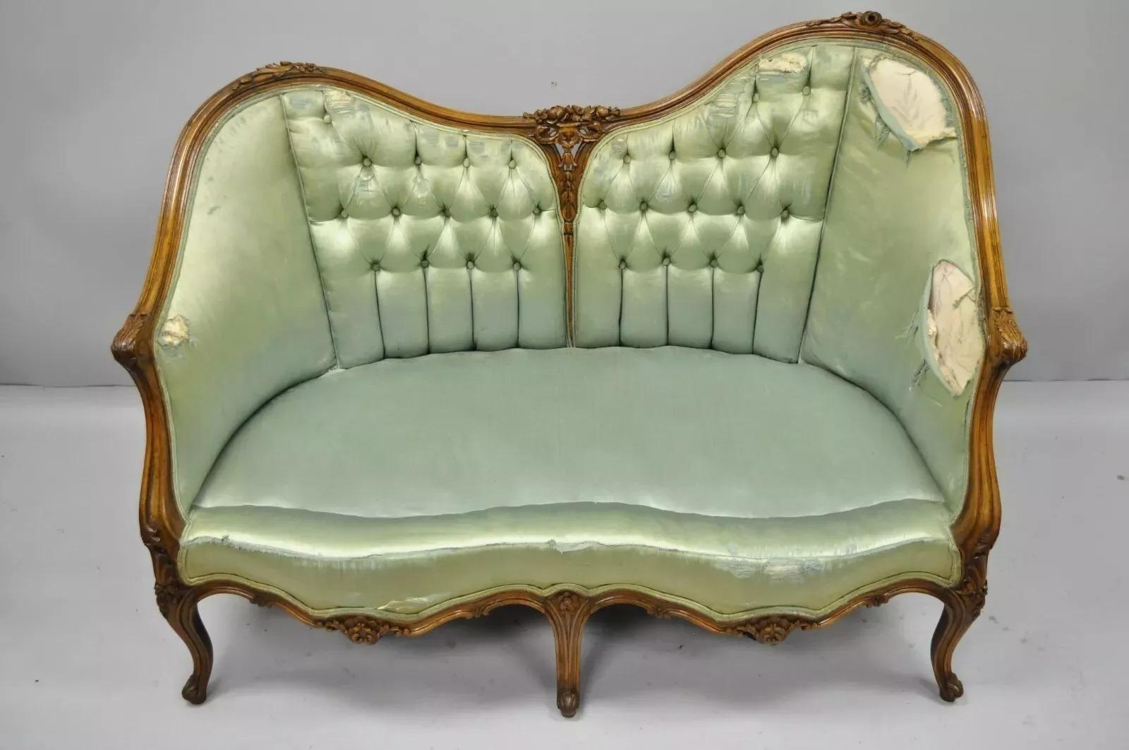 Antique French Louis XV Style Carved Walnut Double Hump Back Settee Loveseat. L'articolo presenta un esclusivo schienale a doppia gobba con un'estremità leggermente rialzata, una solida struttura, una costruzione in noce massiccio, dettagli