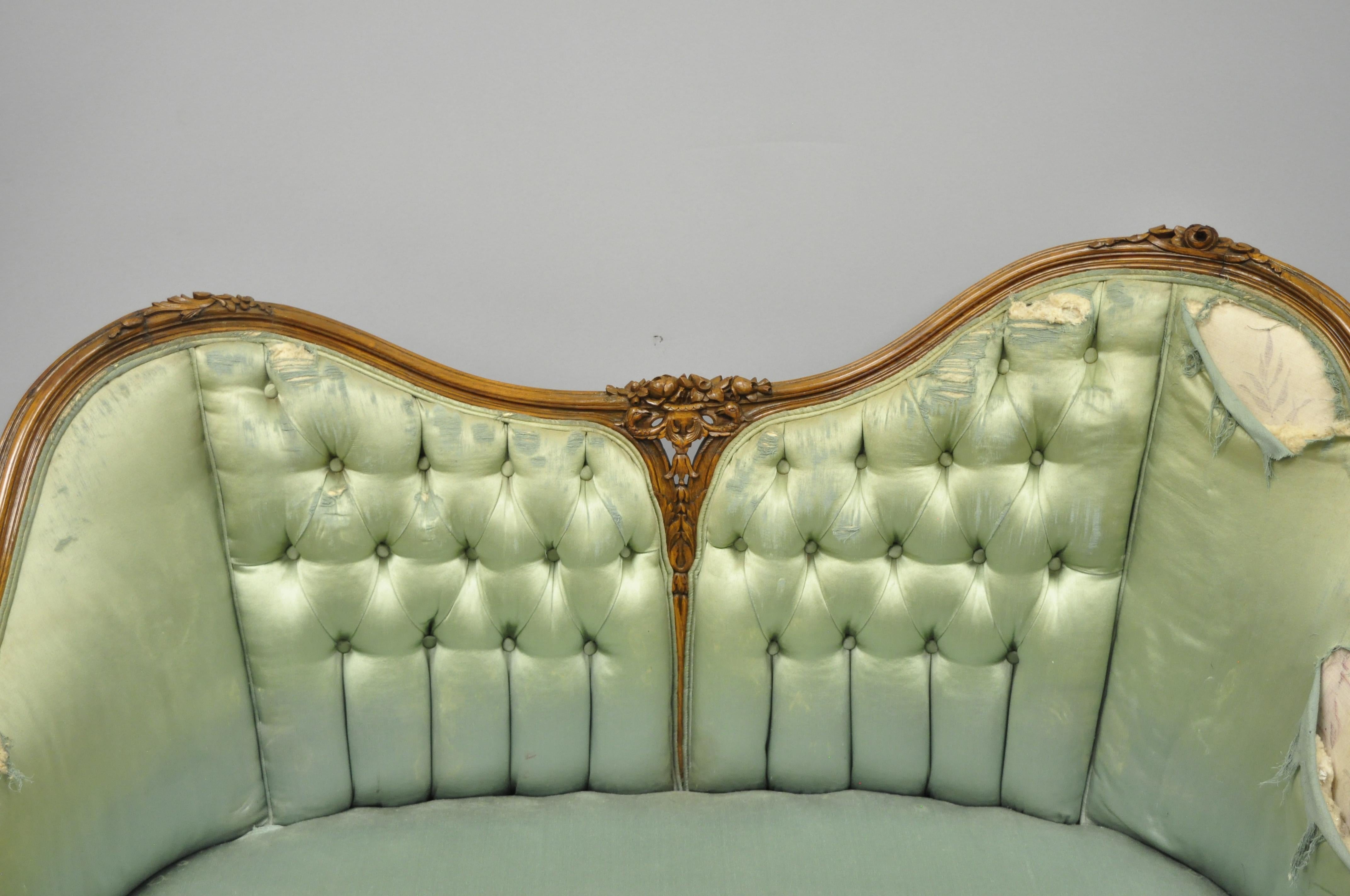 Antiker französischer Loveseat aus geschnitztem Nussbaumholz mit doppelter Hump Back im Louis XV.-Stil (Französisch) im Angebot