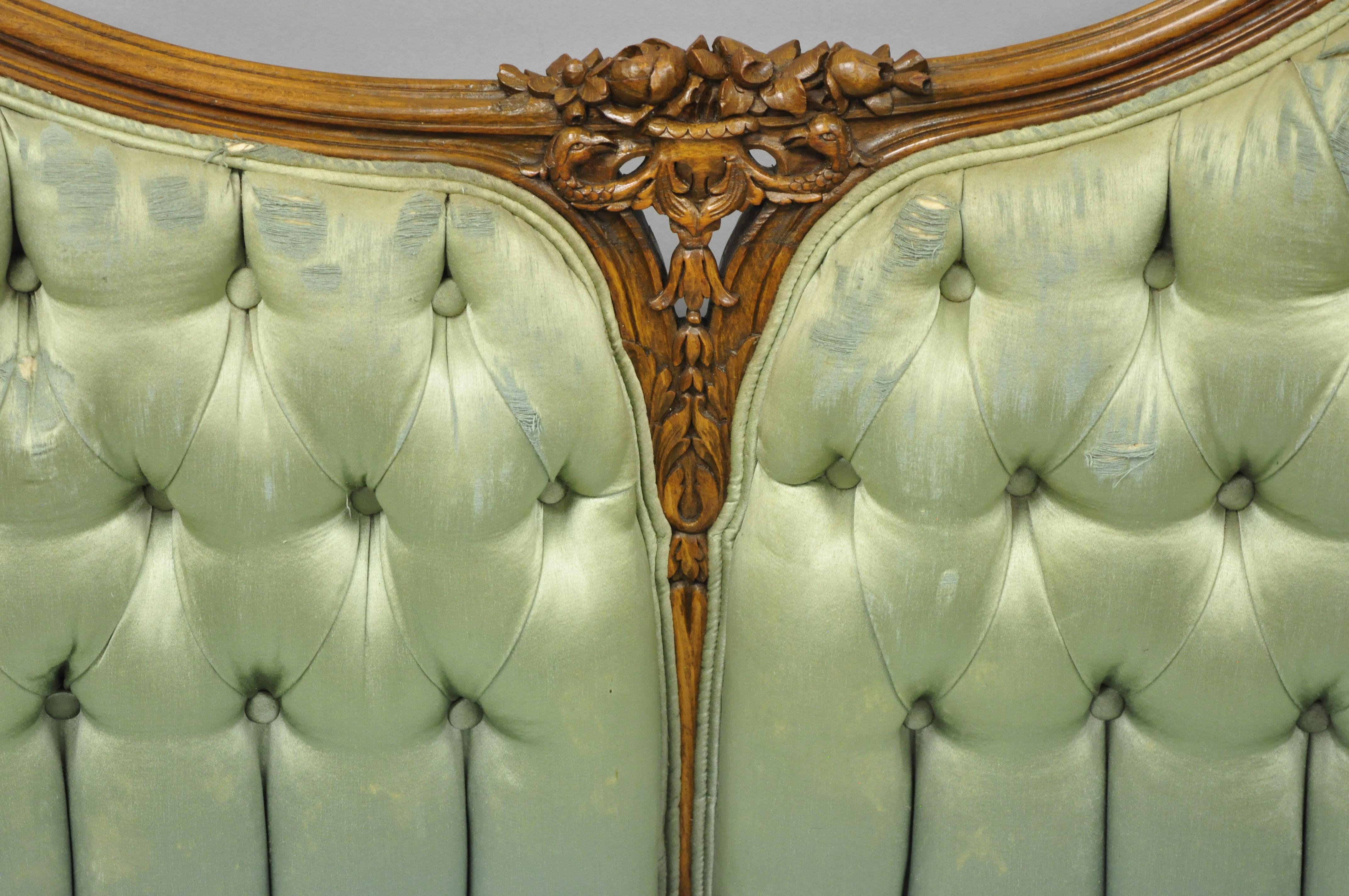 Antiker französischer Loveseat aus geschnitztem Nussbaumholz mit doppelter Hump Back im Louis XV.-Stil im Zustand „Gut“ im Angebot in Philadelphia, PA