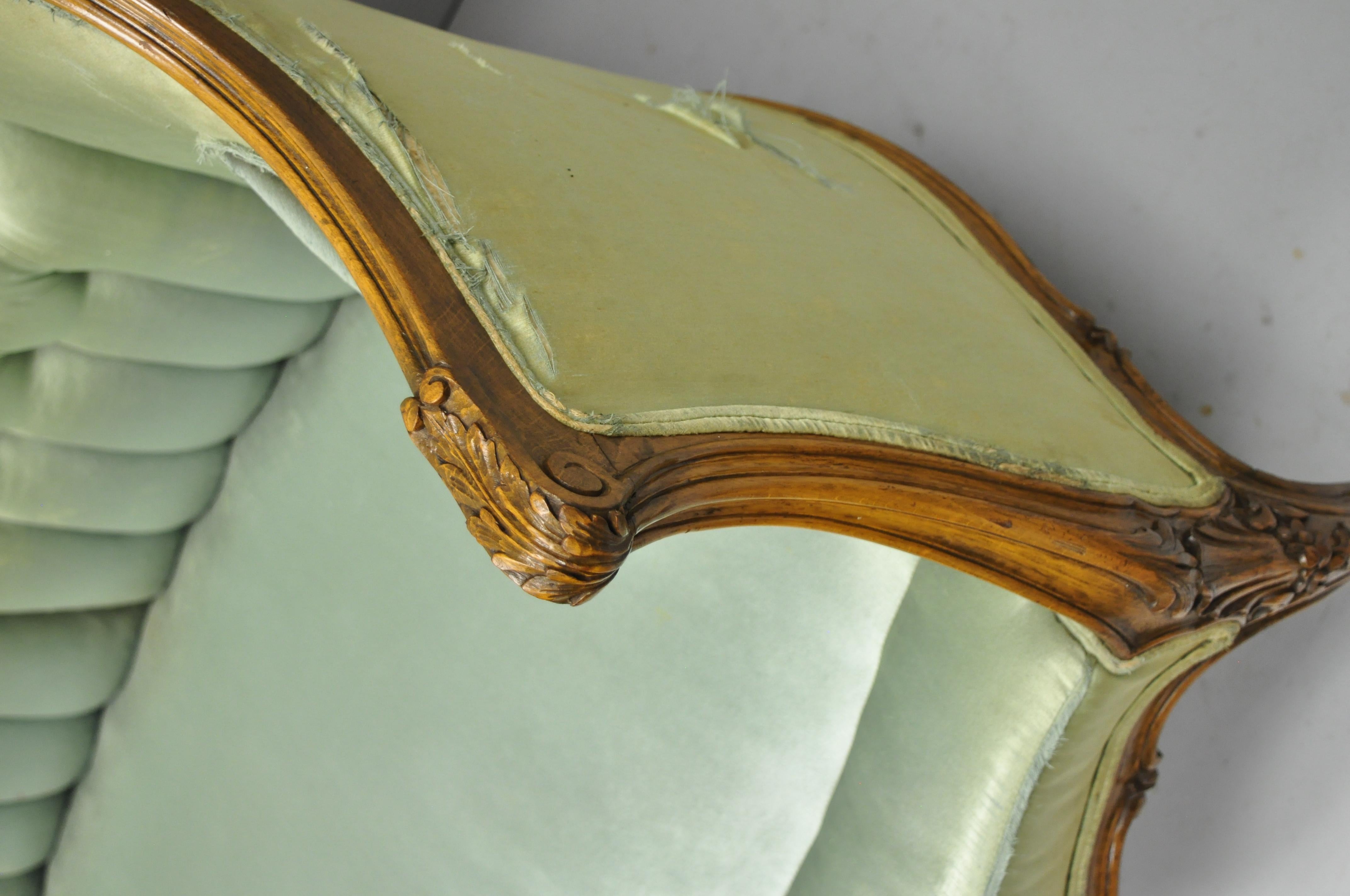Antiker französischer Loveseat aus geschnitztem Nussbaumholz mit doppelter Hump Back im Louis XV.-Stil (Walnuss) im Angebot