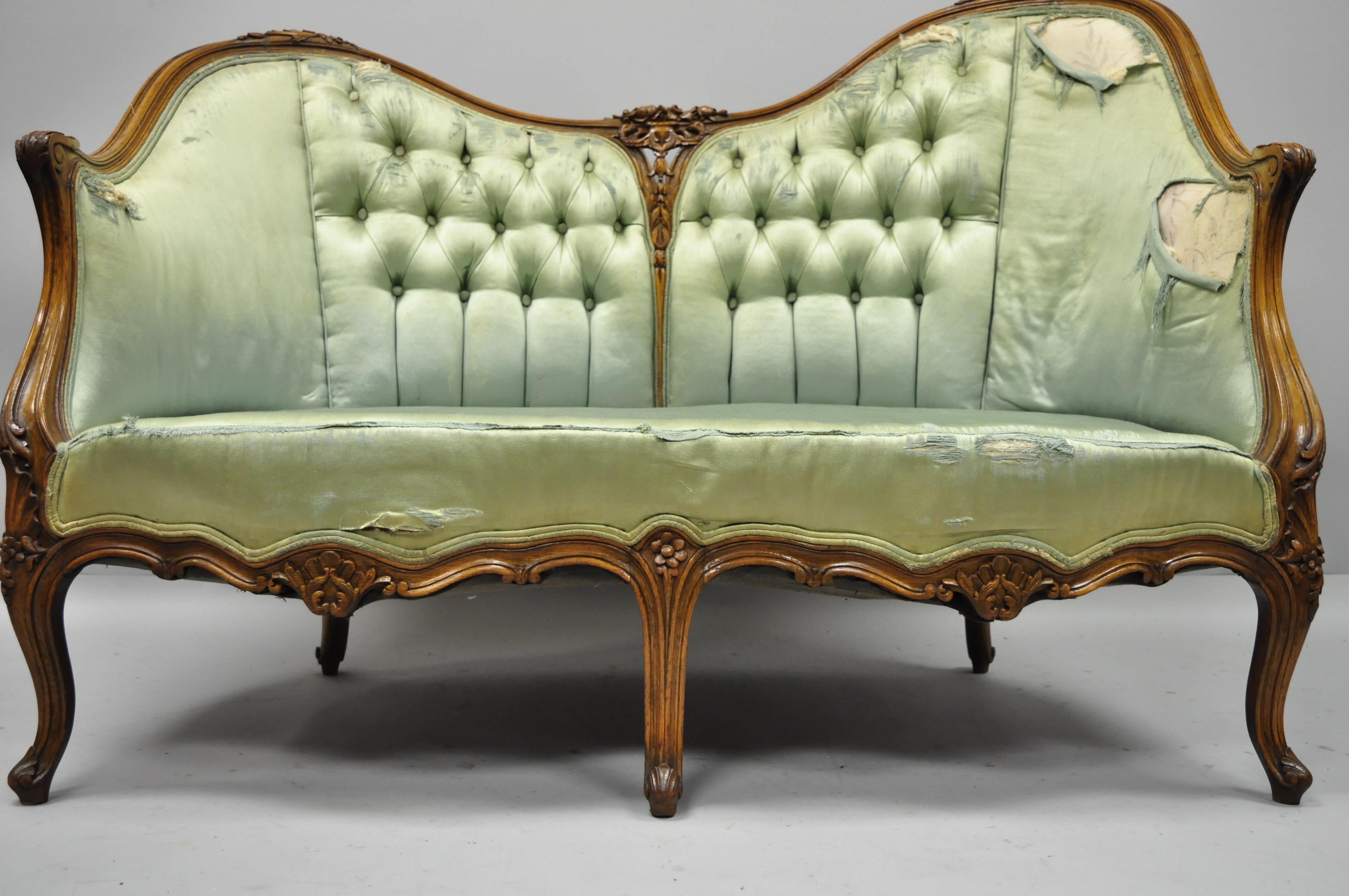 Antiker französischer Loveseat aus geschnitztem Nussbaumholz mit doppelter Hump Back im Louis XV.-Stil im Angebot 1