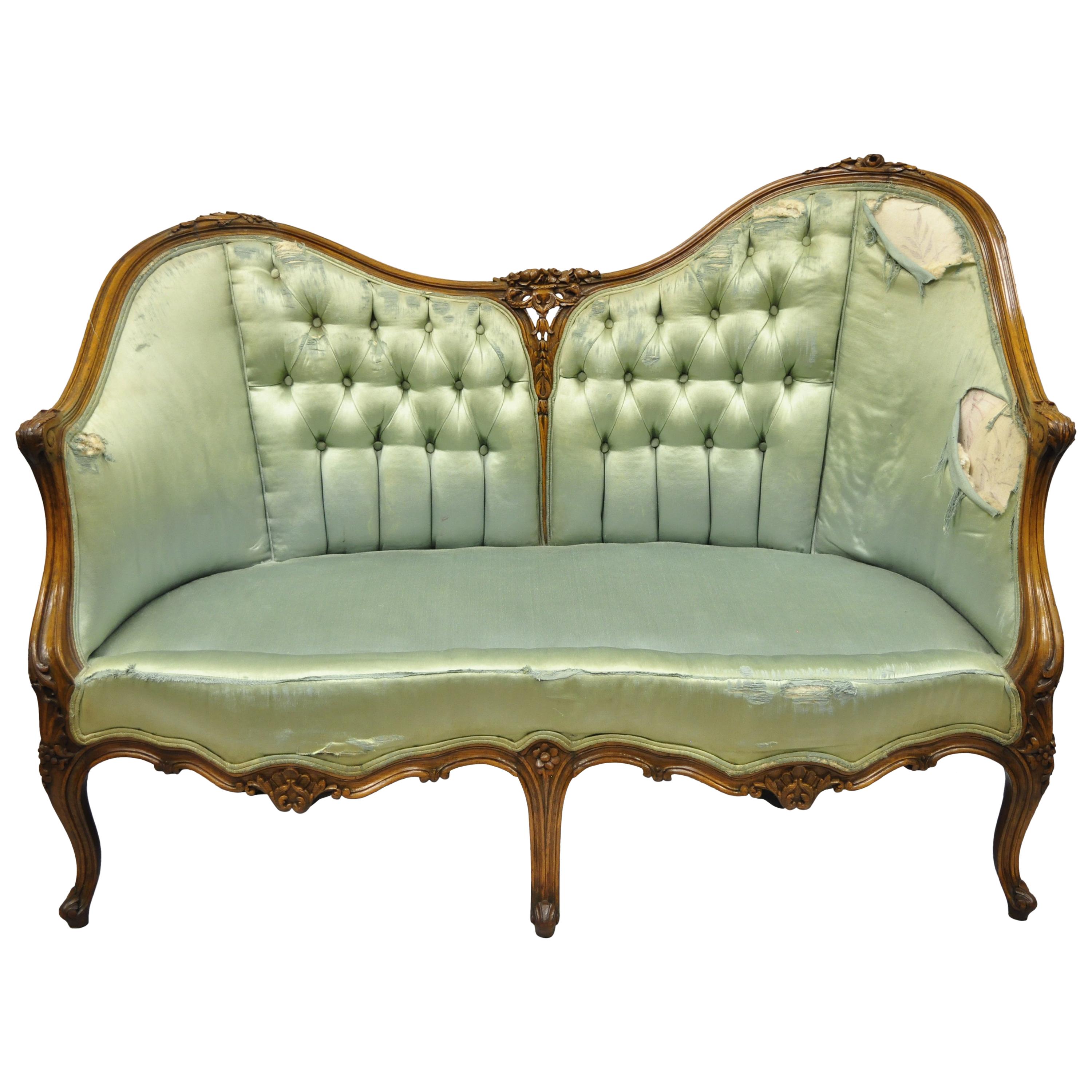 Antiker französischer Loveseat aus geschnitztem Nussbaumholz mit doppelter Hump Back im Louis XV.-Stil