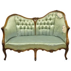 Antiker französischer Loveseat aus geschnitztem Nussbaumholz mit doppelter Hump Back im Louis XV.-Stil