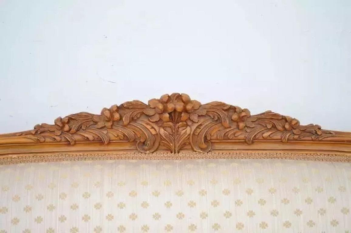 Inconnu Canapé ancien français de style Louis XV sculpté en noyer doré Canape en vente