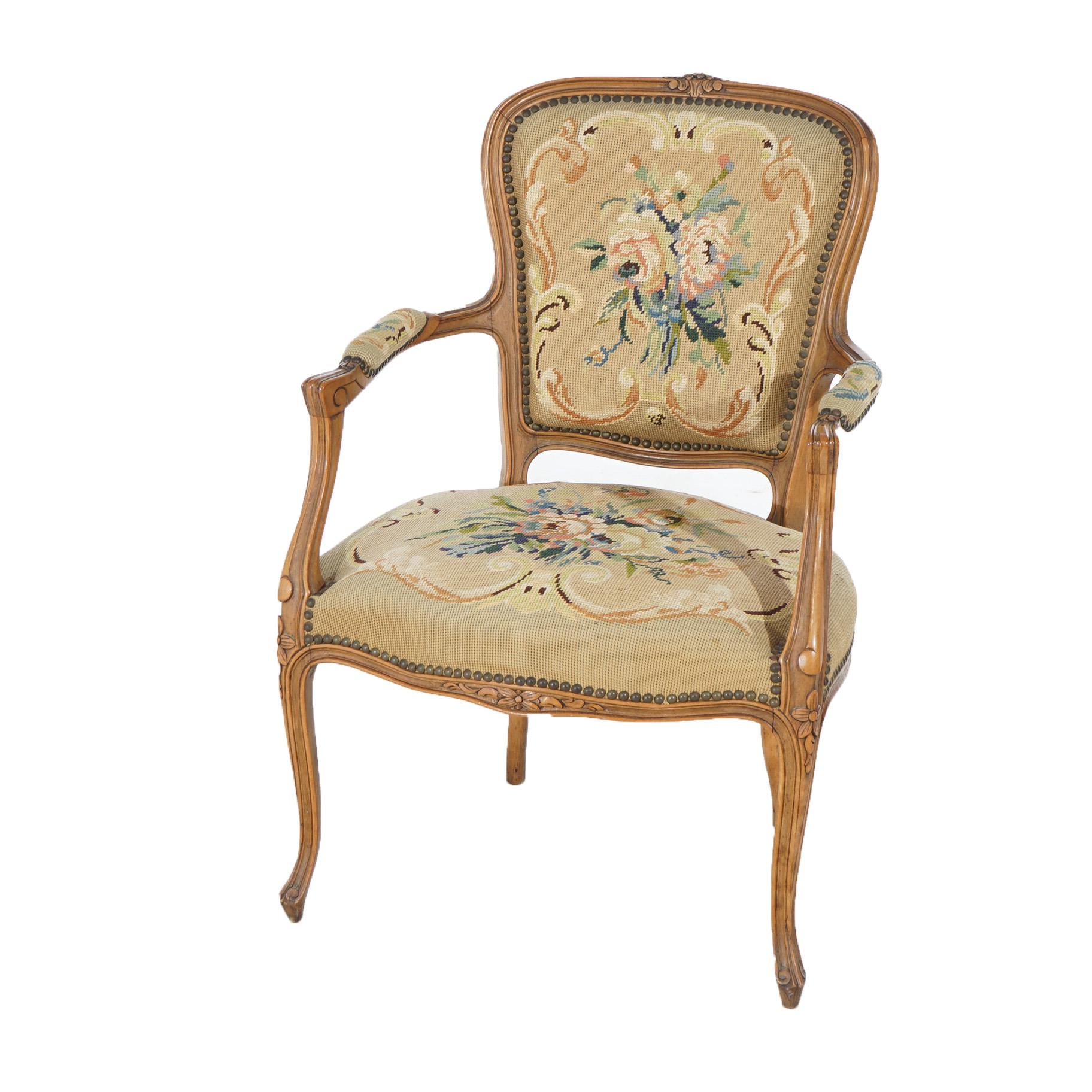 Français Antiquité française Style Upholstering en noyer sculpté de style Louis XV C1920 en vente