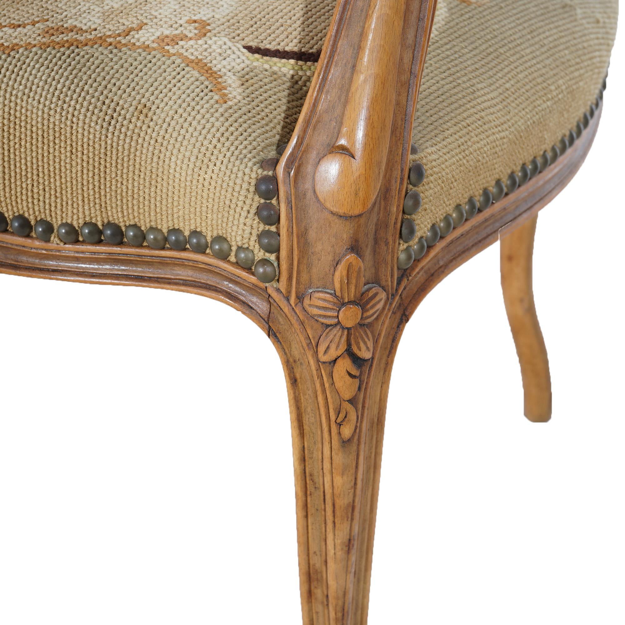 Tapisserie à l'aiguille Antiquité française Style Upholstering en noyer sculpté de style Louis XV C1920 en vente