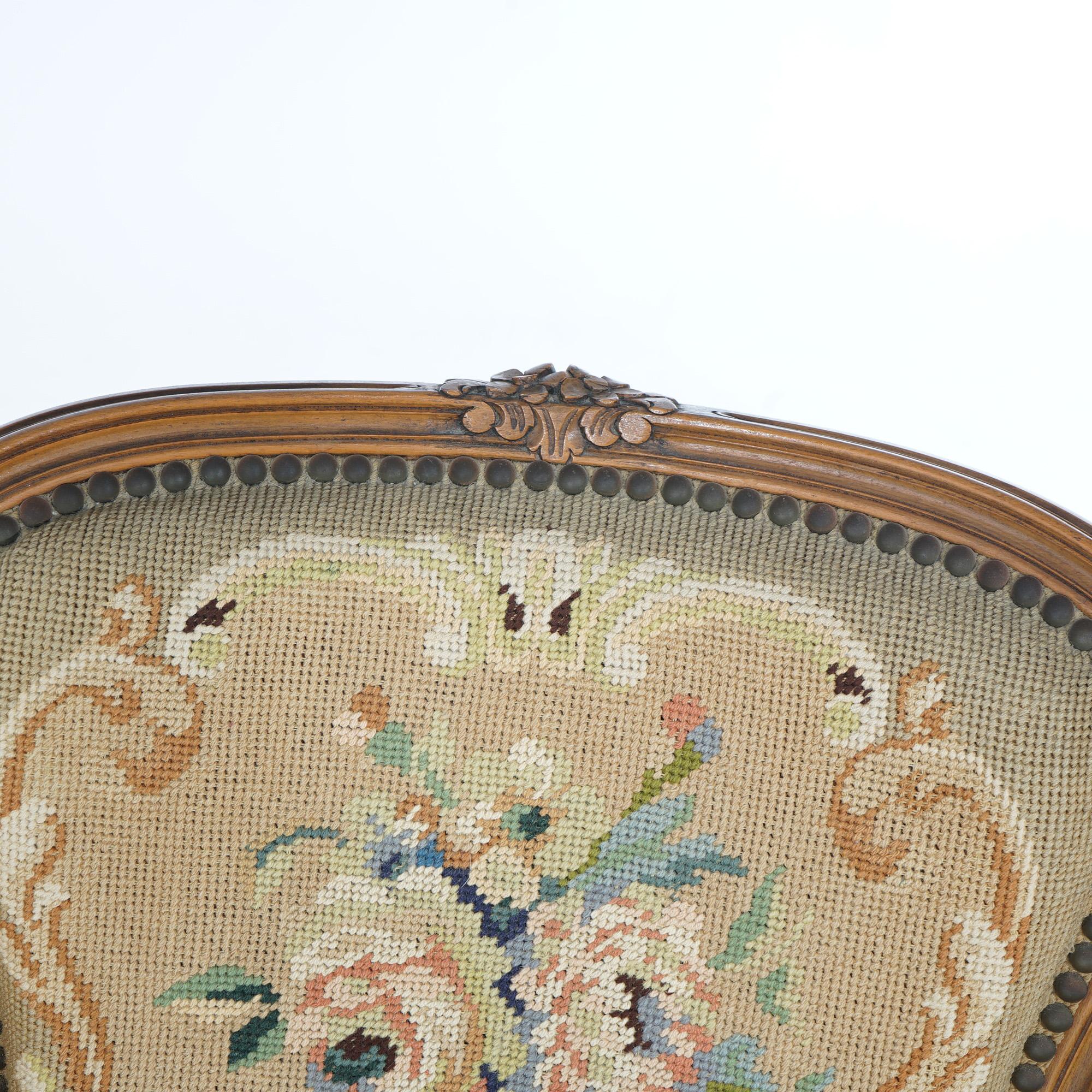 20ième siècle Antiquité française Style Upholstering en noyer sculpté de style Louis XV C1920 en vente