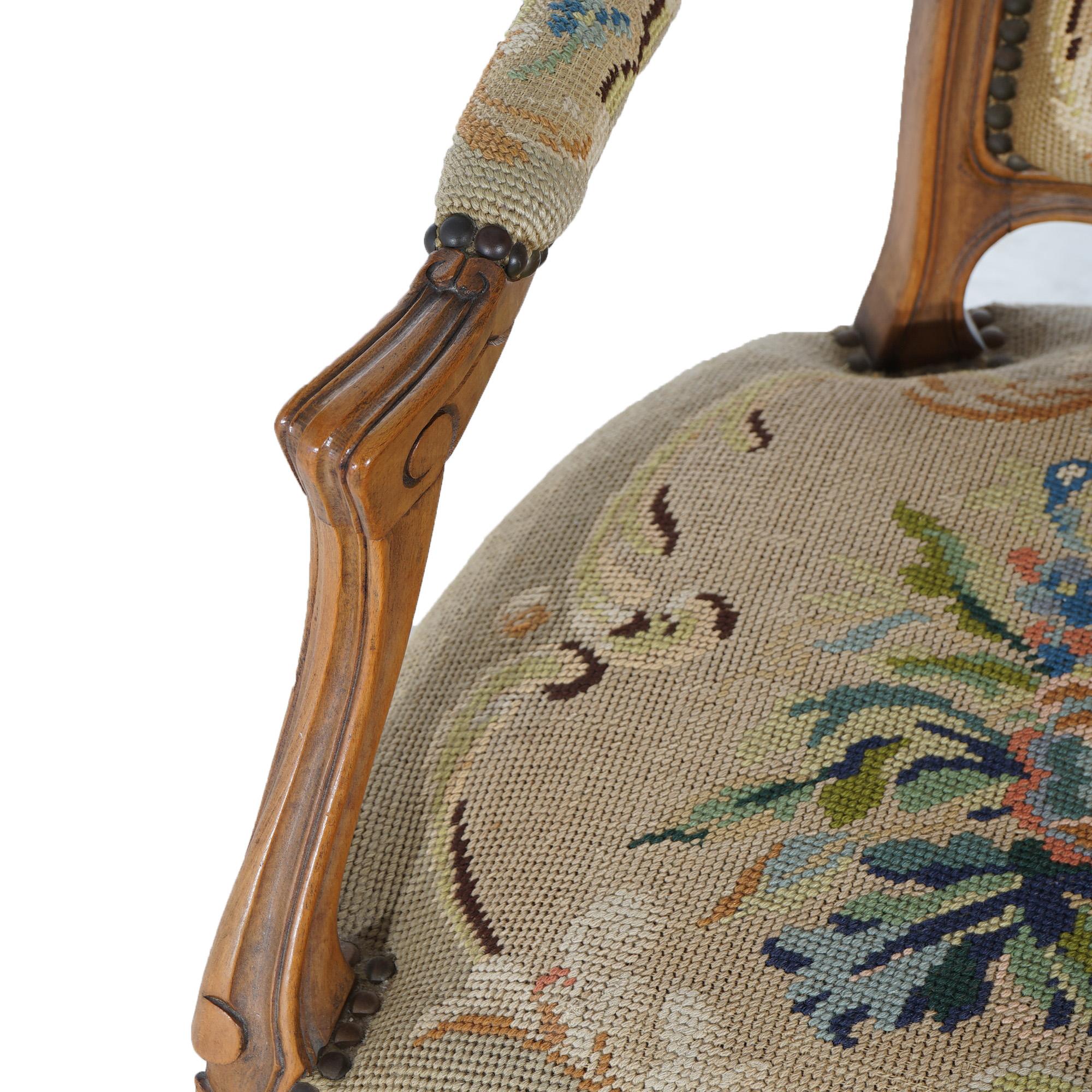 Noyer Antiquité française Style Upholstering en noyer sculpté de style Louis XV C1920 en vente
