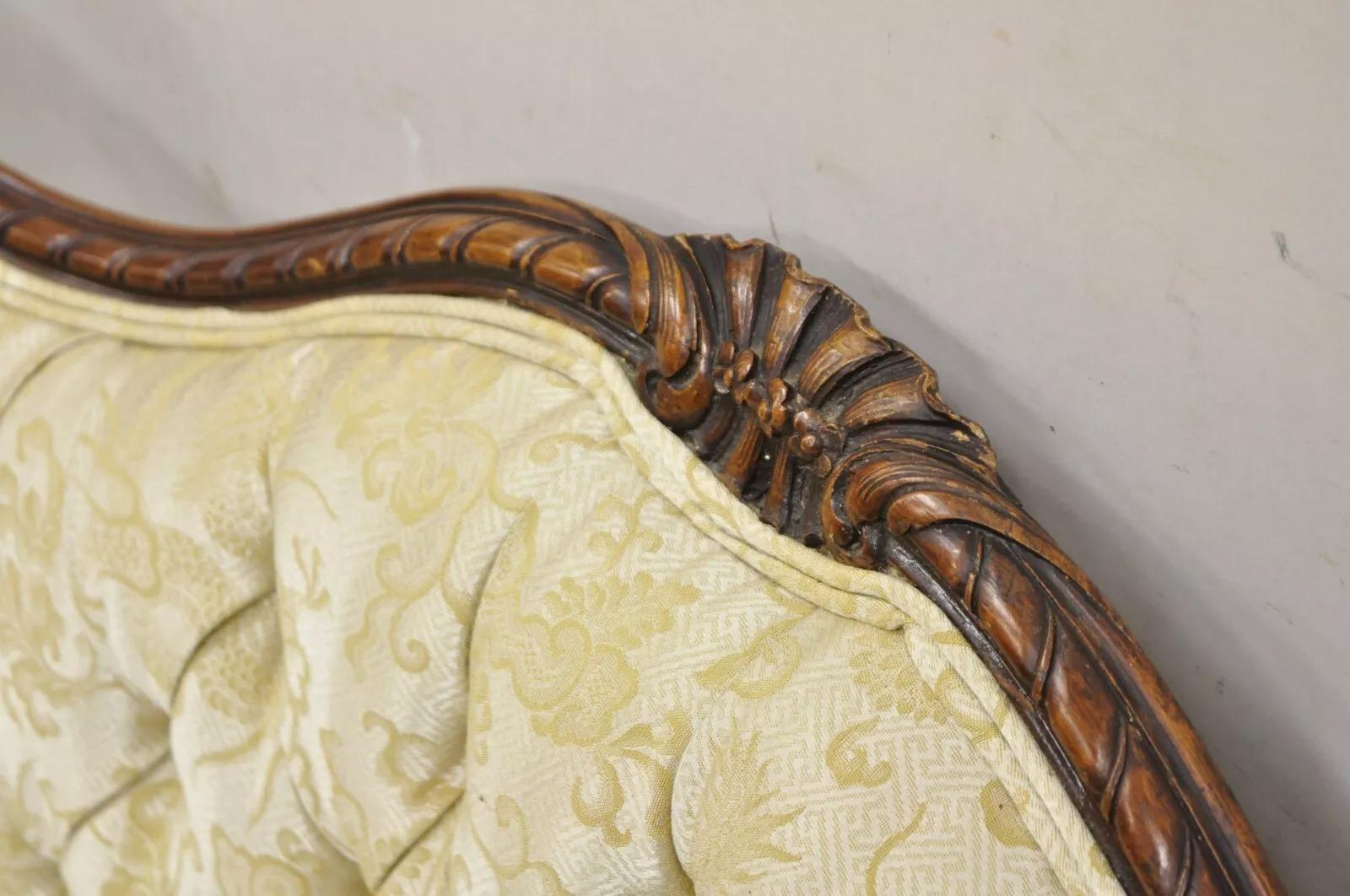 Antique French Louis XV Style Carved Walnut Serpentine Settee Sofa Loveseat in vendita 3
