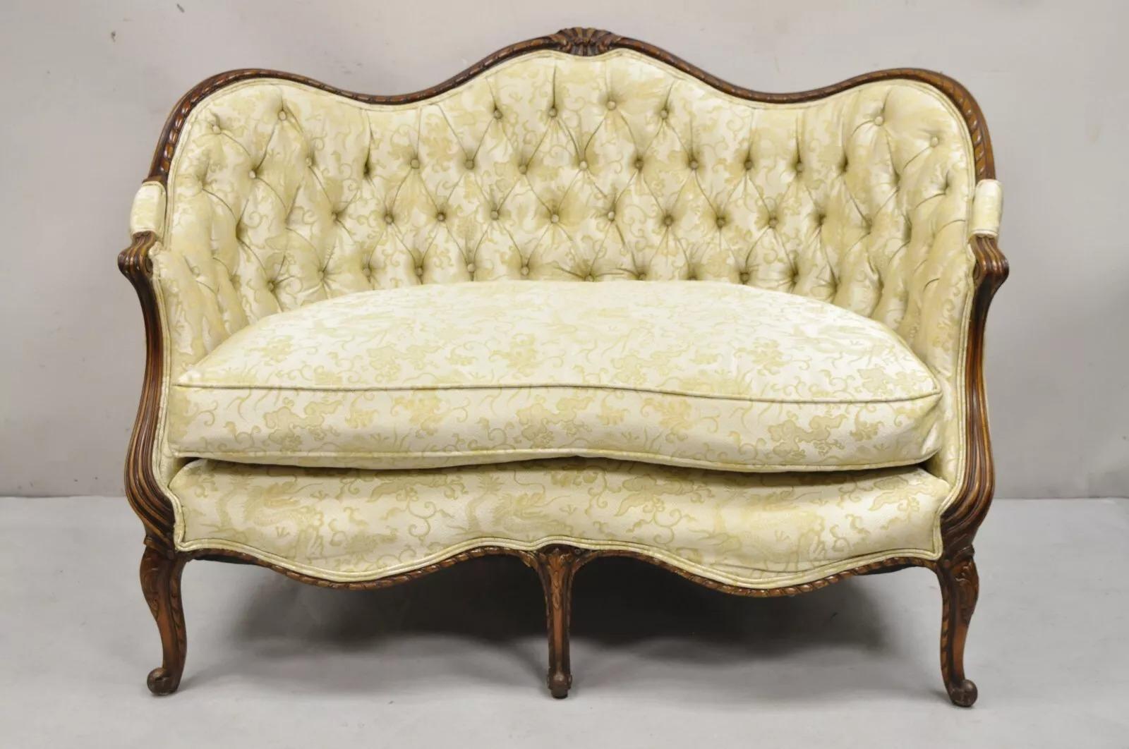 Antique French Louis XV Style Carved Walnut Serpentine Frame Settee with Gold Dragon Upholstery and Down Filled Cushion. Circa all'inizio del XX secolo. Misure: 33,5