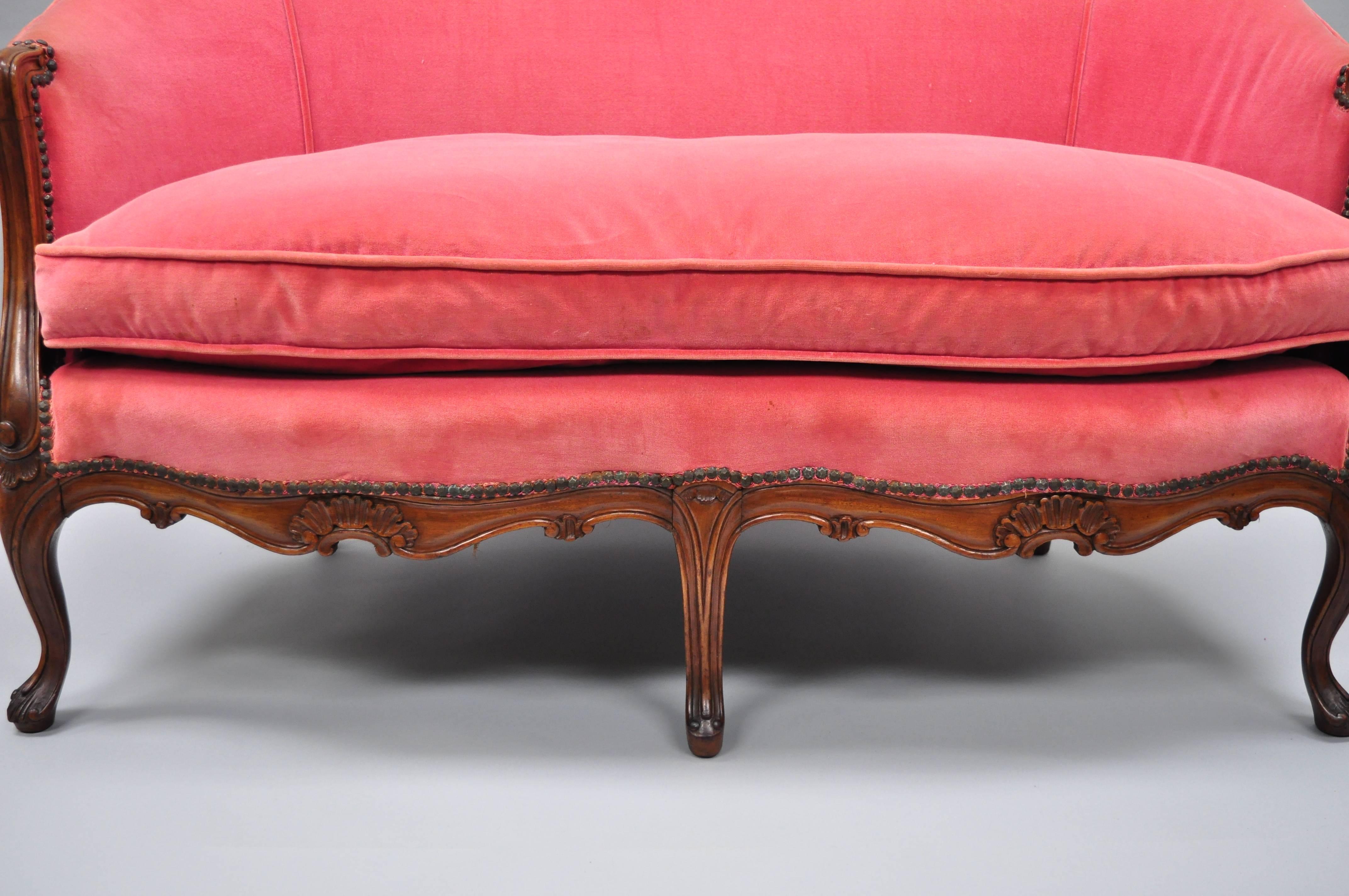Antique French Louis XV Style Carved Walnut Settee Loveseat Canapé Pink Sofa In Good Condition In Philadelphia, PA