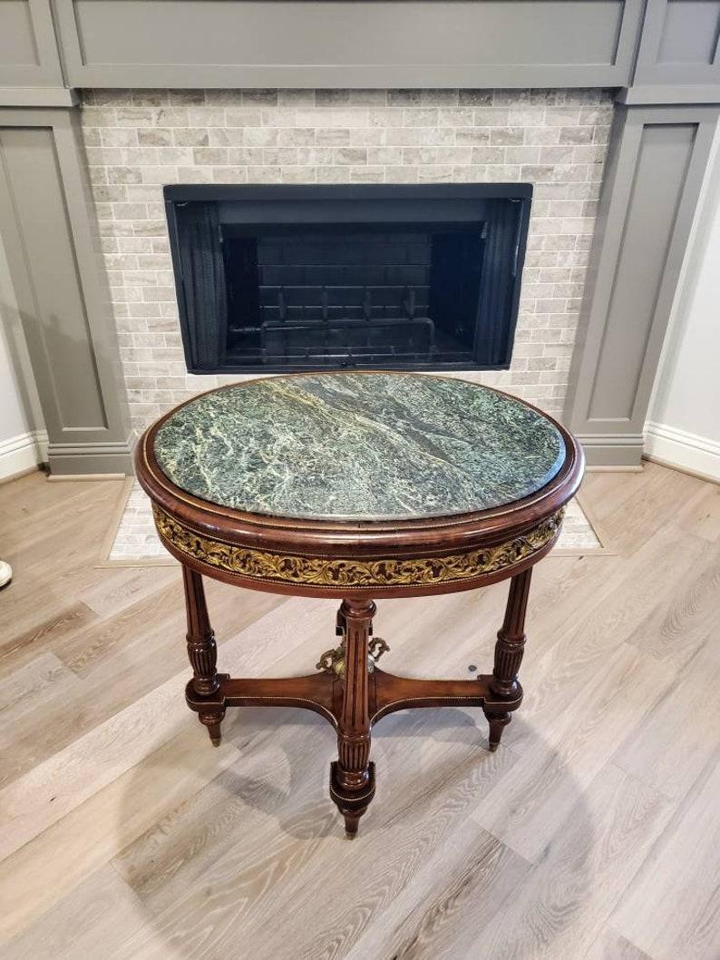A fine French mahogany ormolu mounted oval centre table from the early 20th century. Beautifully hand crafted and carved, exquisitely finished in Louis XV taste, beautiful and luxurious rich mahogany coloring, tones and warmth, superb grain detail,