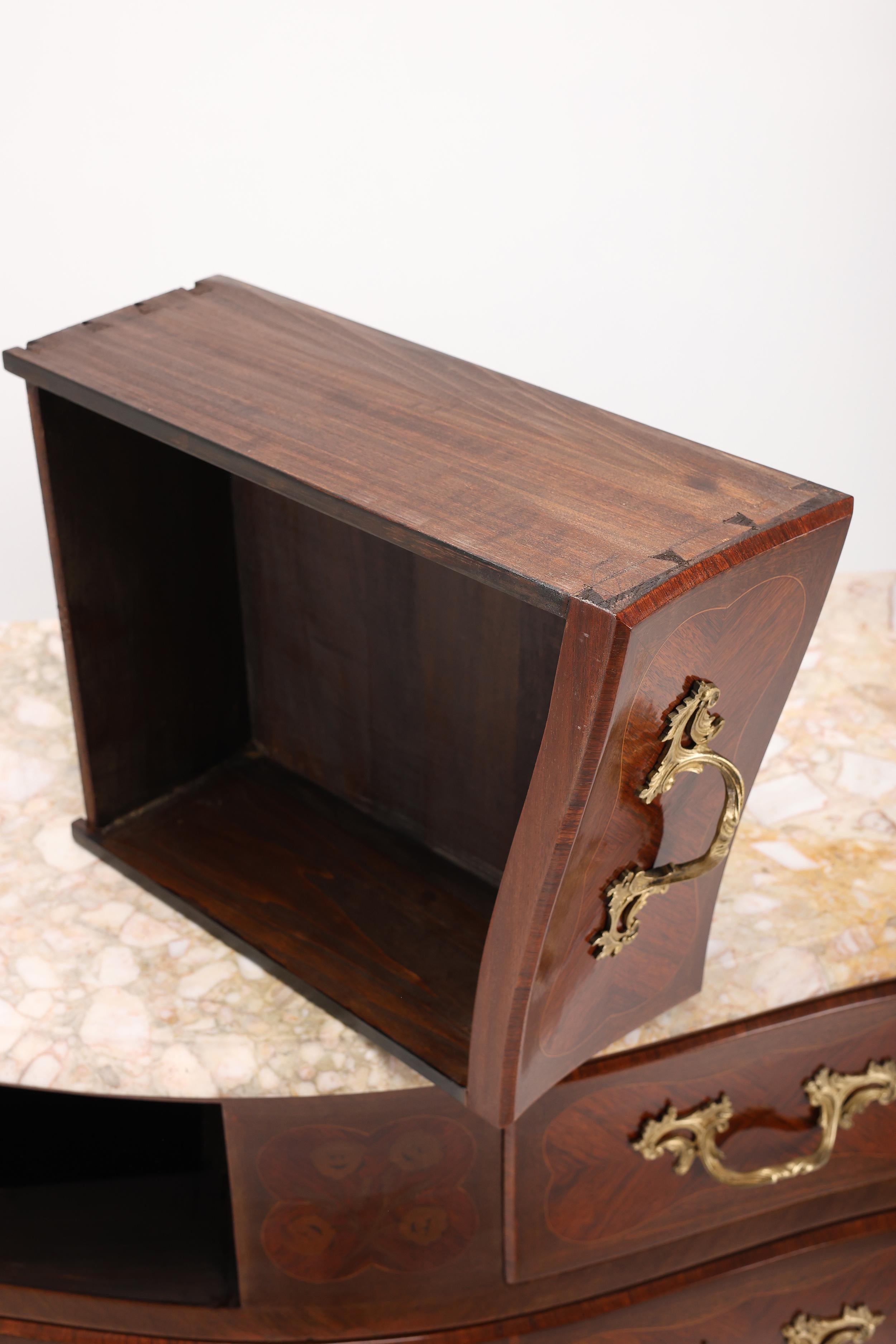 Ancienne commode française de style Louis XV en vente 3