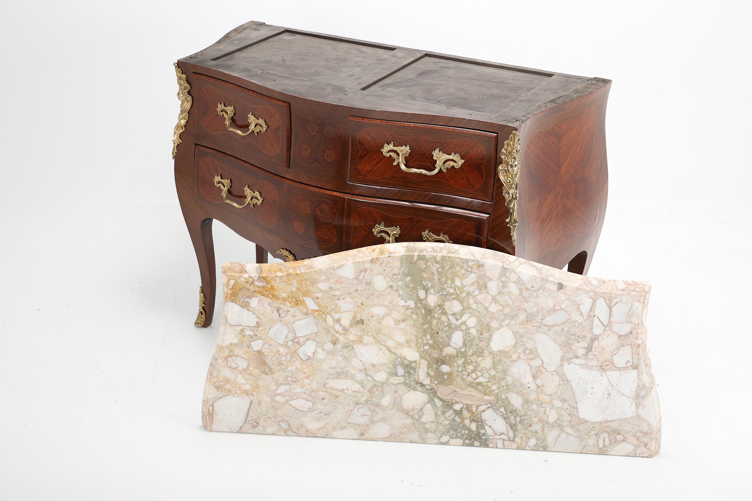 Ancienne commode française de style Louis XV en vente 10